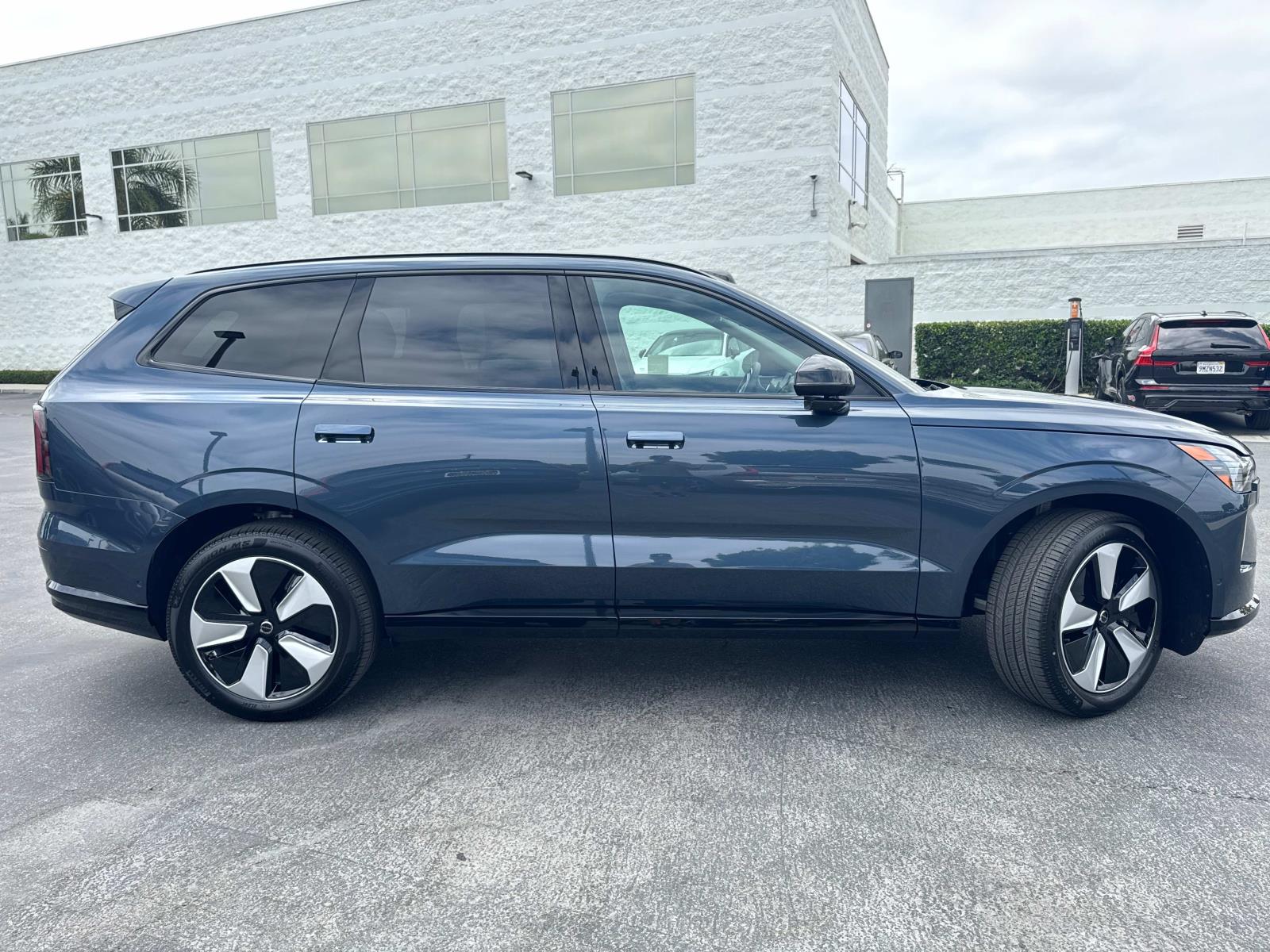 2025 Volvo EX90 Twin Motor Plus photo 3