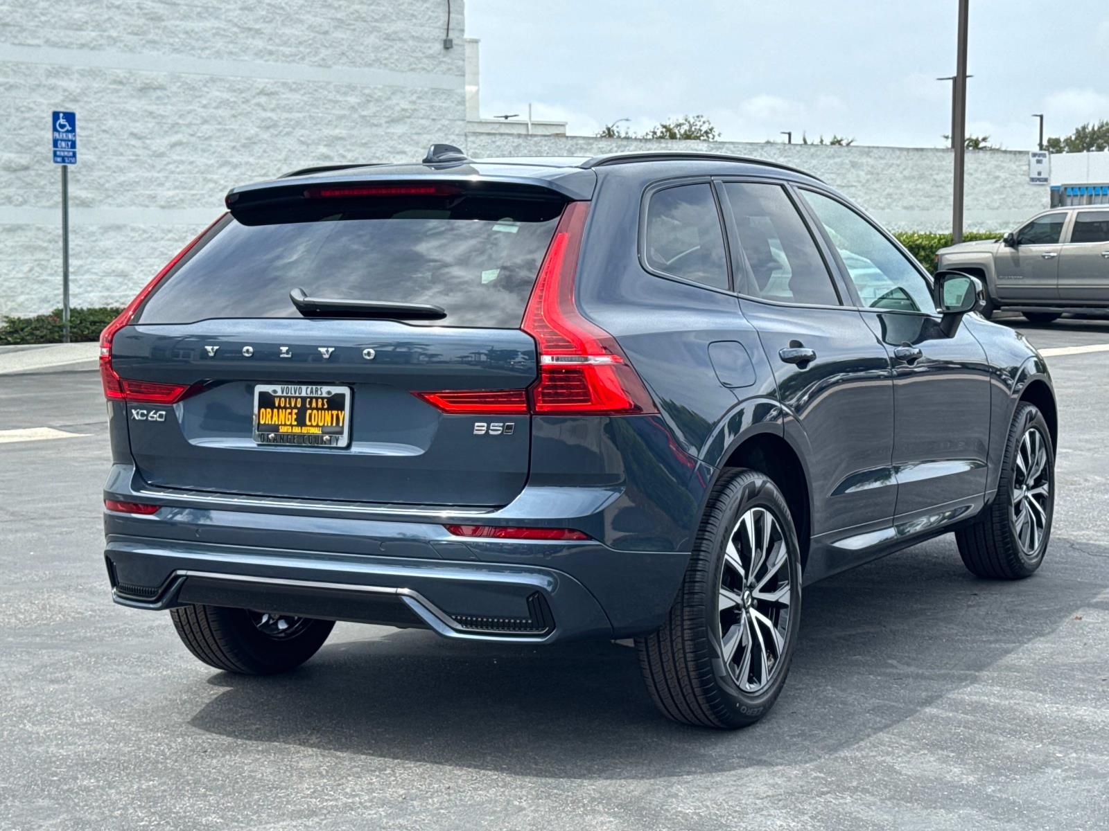 2025 Volvo XC60 B5 Core photo 4