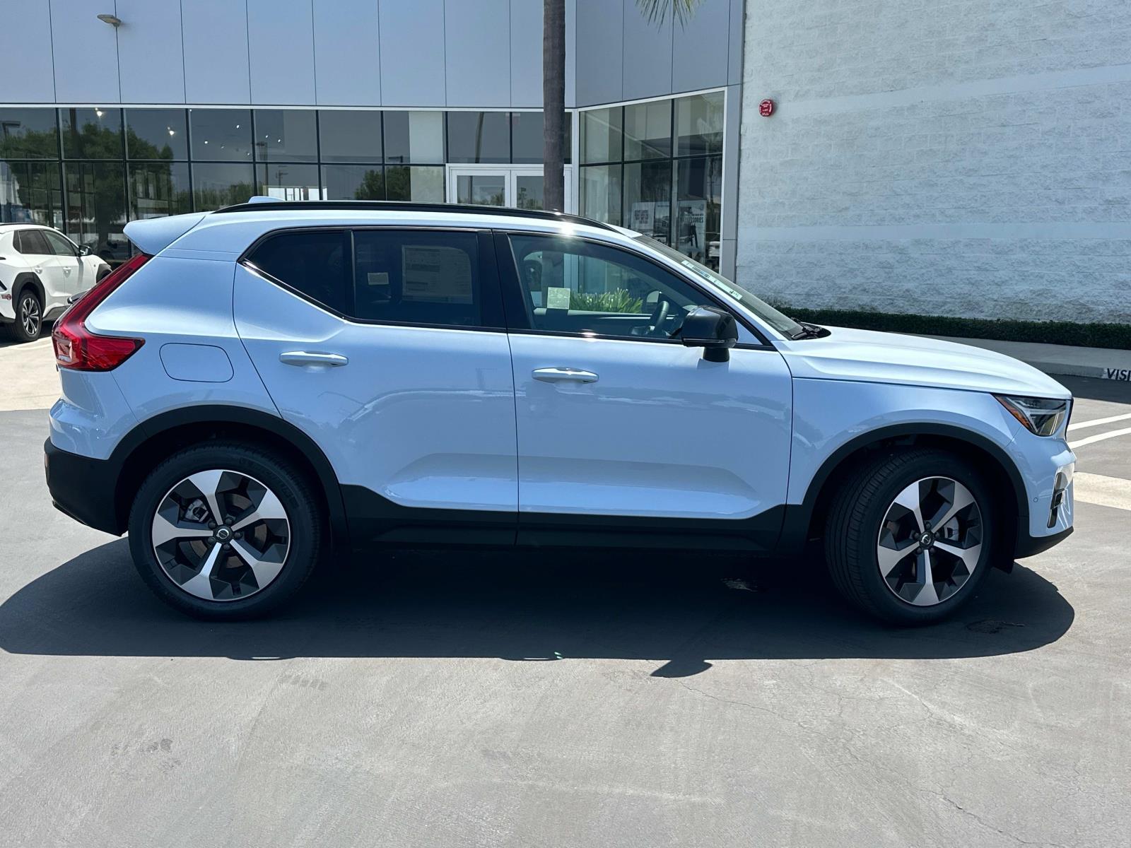 2026 Volvo XC40 Plus photo 3