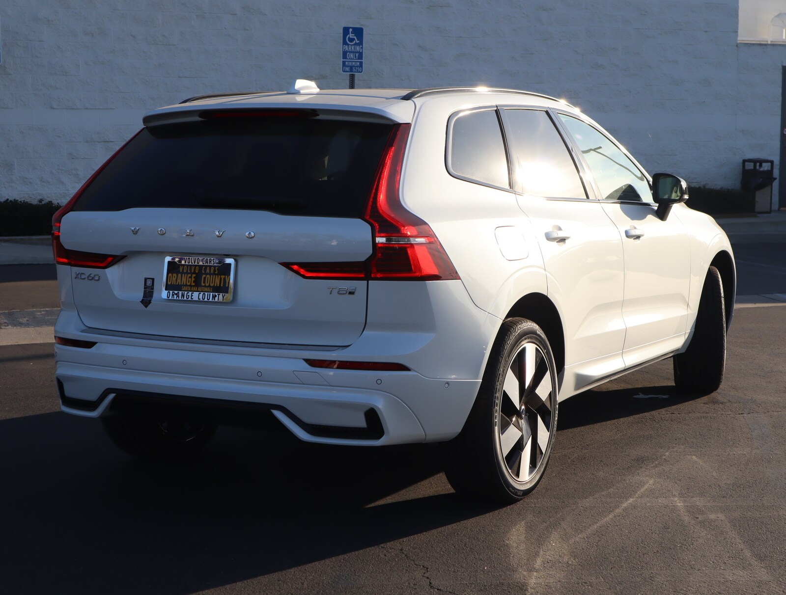 2025 Volvo XC60 Hybrid T8 Plus photo 4