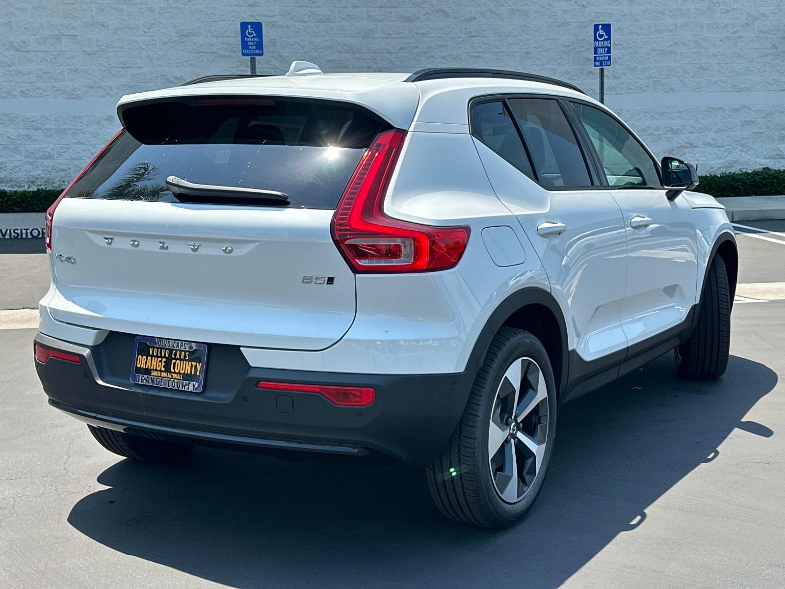 2026 Volvo XC40 Plus photo 4