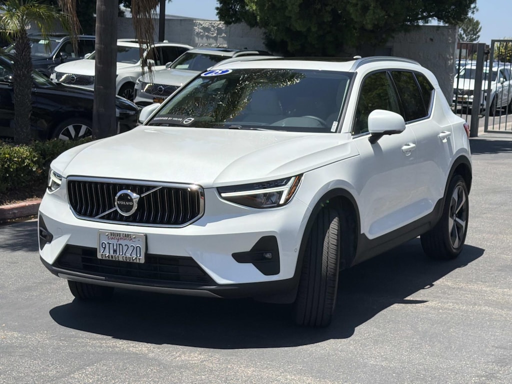 Certified 2025 Volvo XC40 B5 AWD Plus Bright Theme Sport Utility