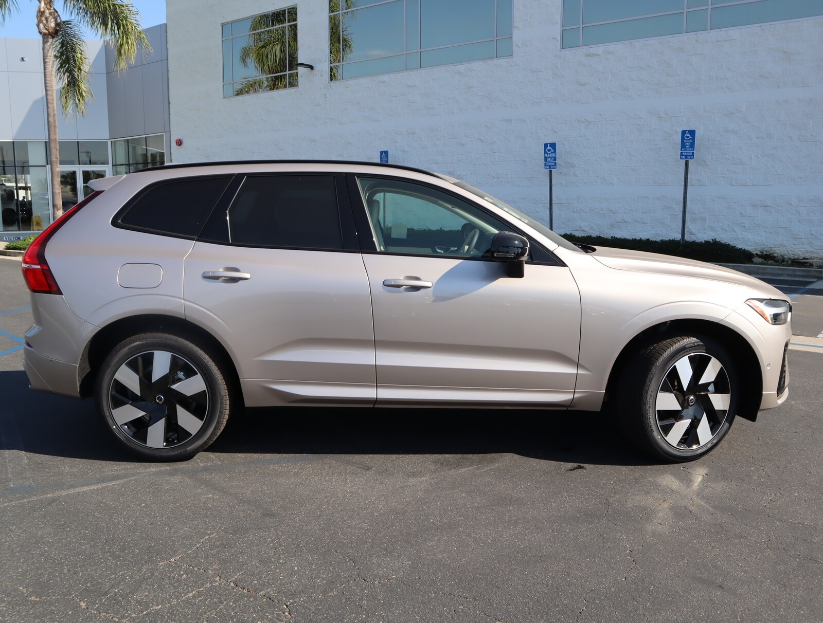2025 Volvo XC60 Hybrid T8 Plus photo 3