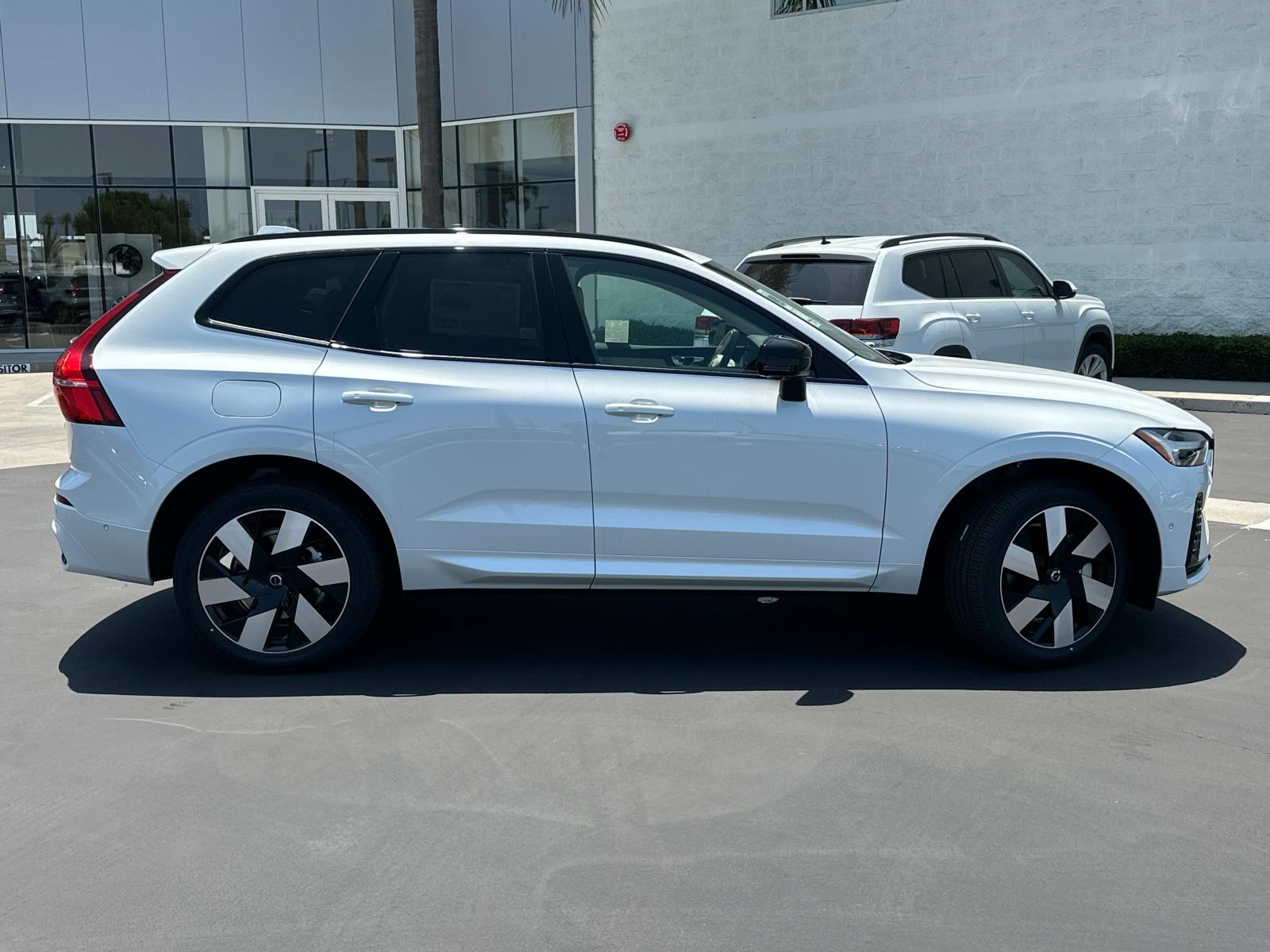 2025 Volvo XC60 Hybrid T8 Plus photo 3