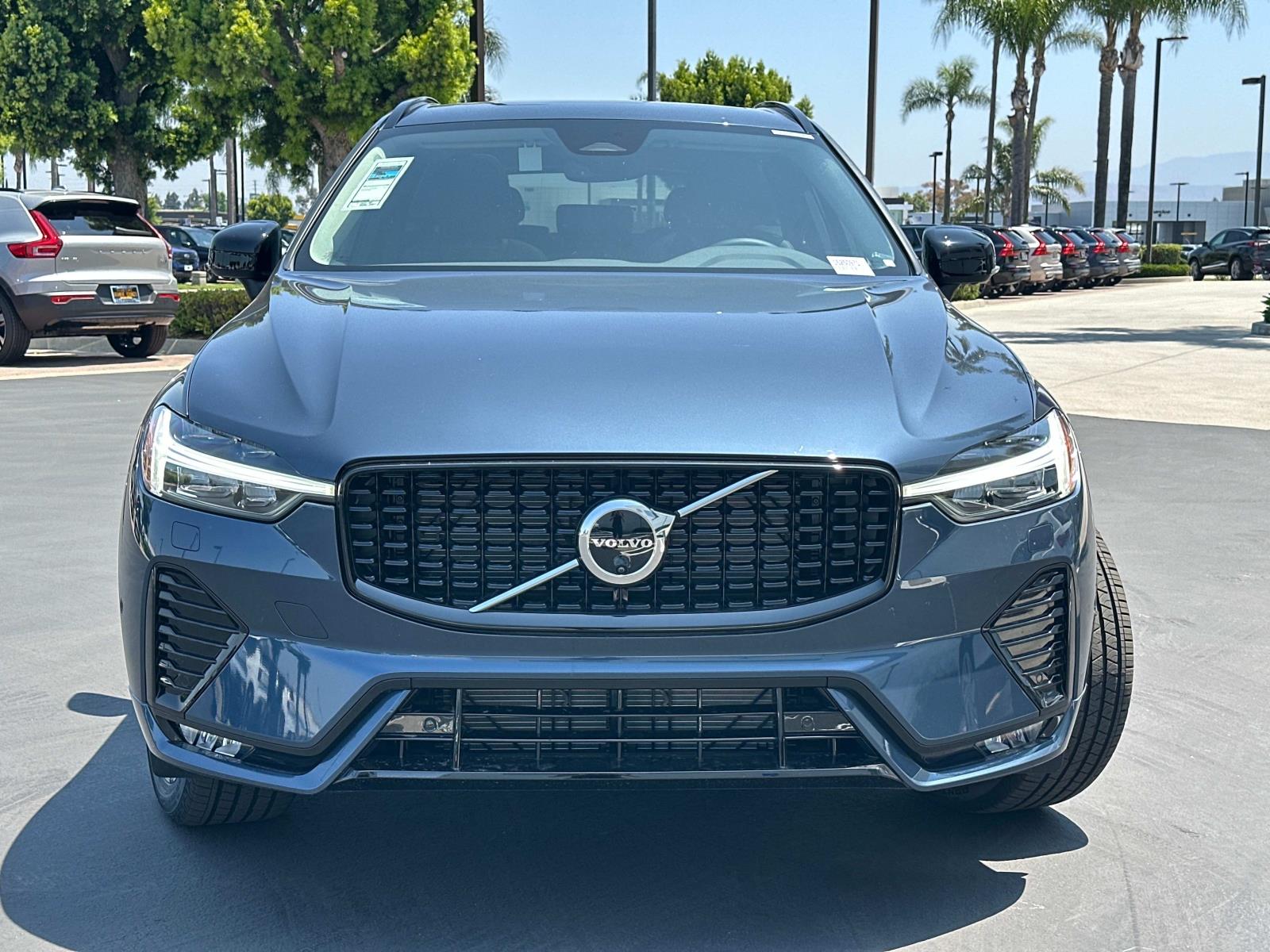 2025 Volvo XC60 B5 Plus photo 2