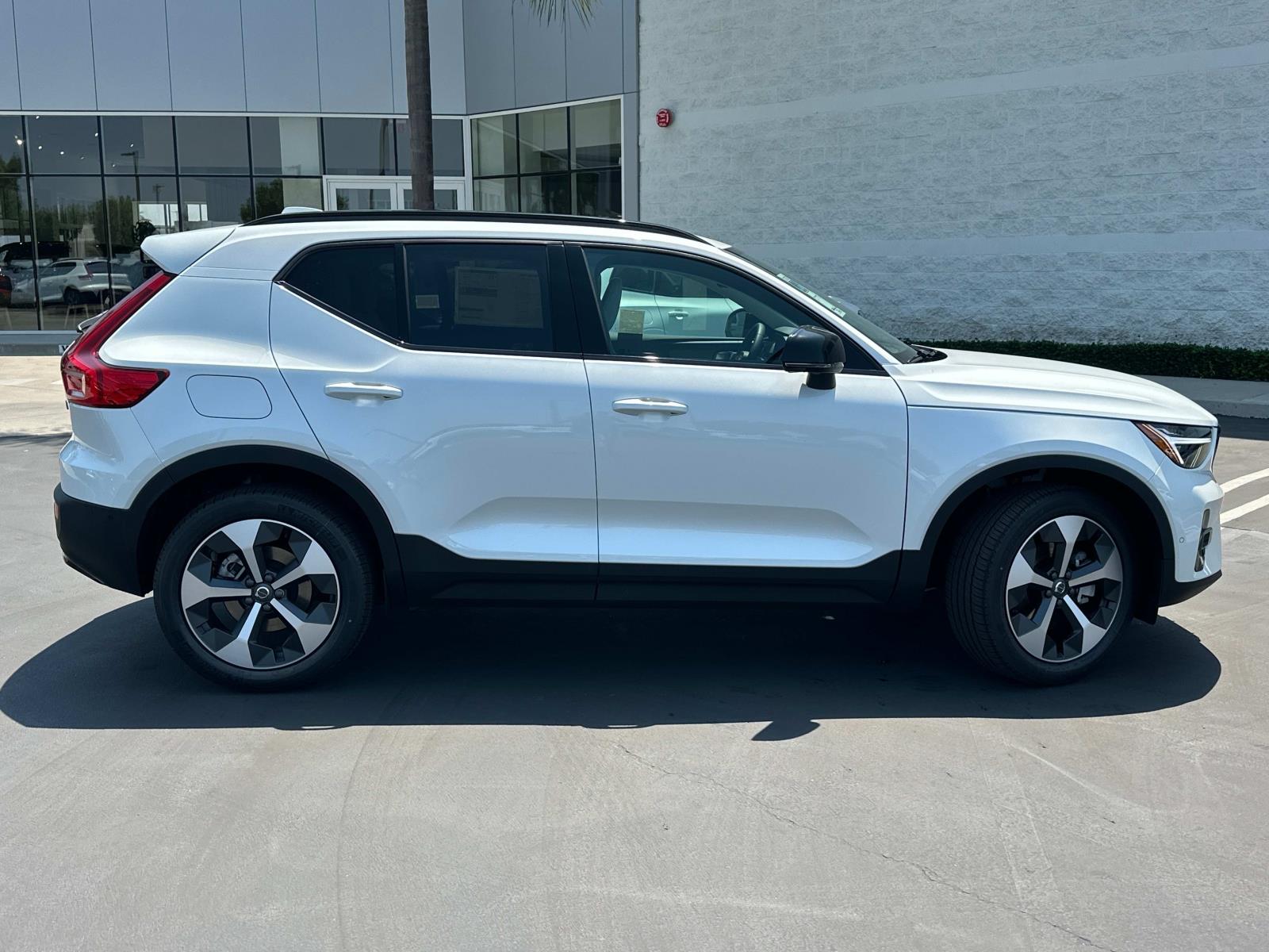 2026 Volvo XC40 Plus photo 3