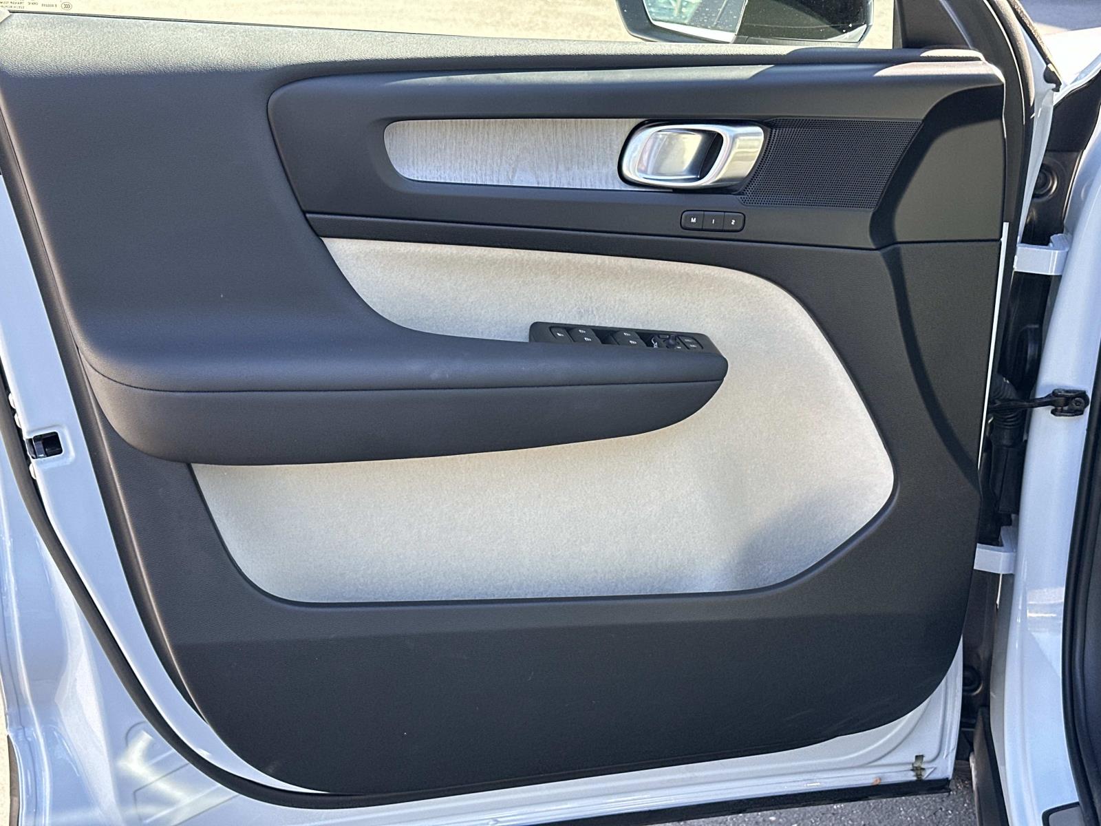 2026 Volvo XC40 Plus - Photo 15