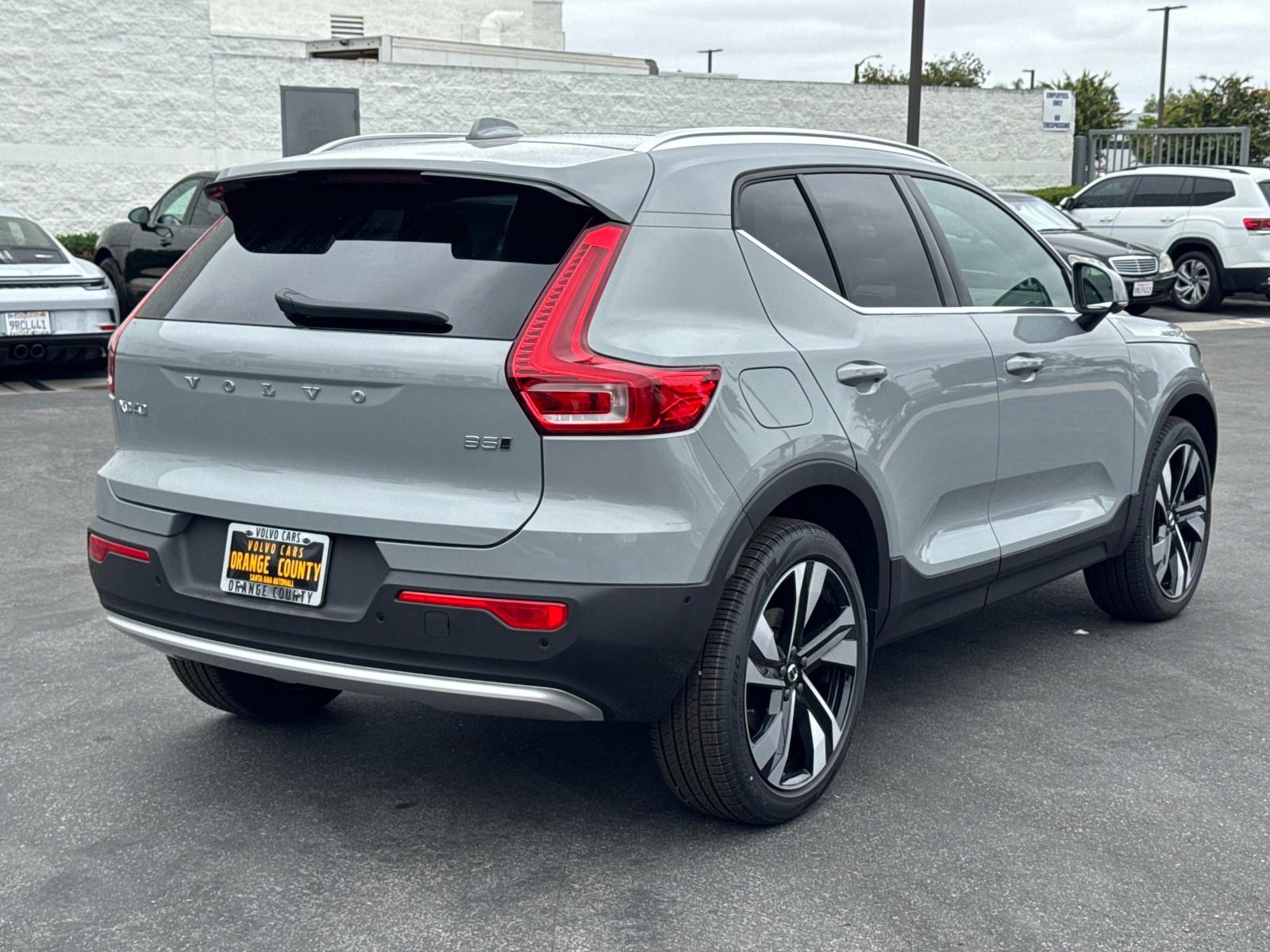 2025 Volvo XC40 photo 2