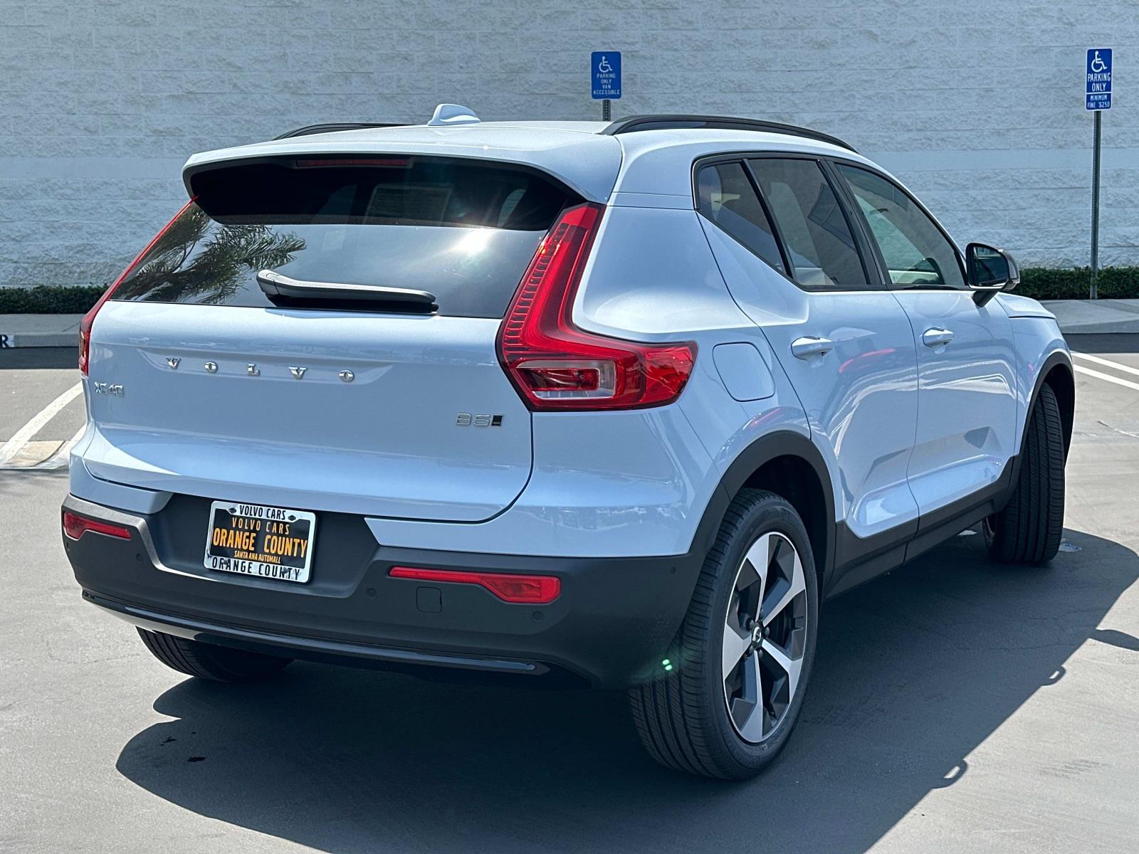 2026 Volvo XC40 Plus photo 4