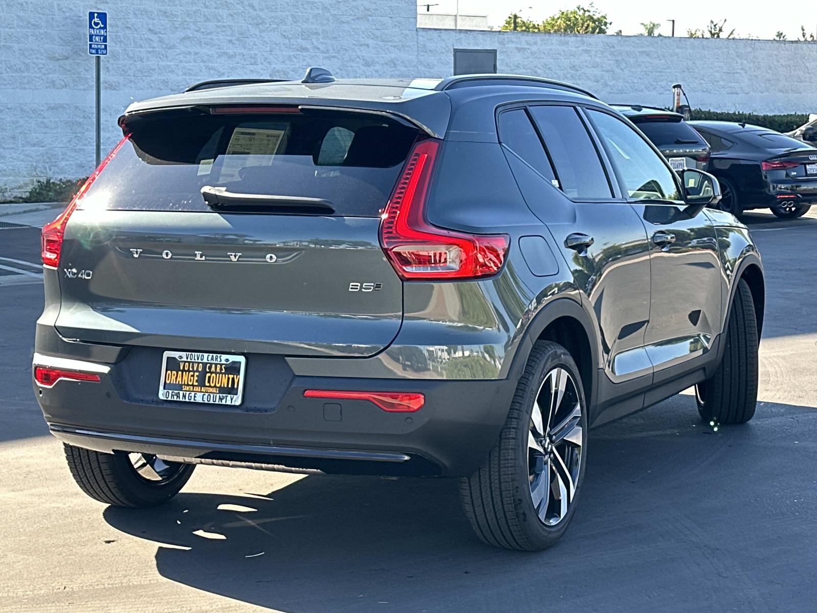 2026 Volvo XC40 AWD photo 4