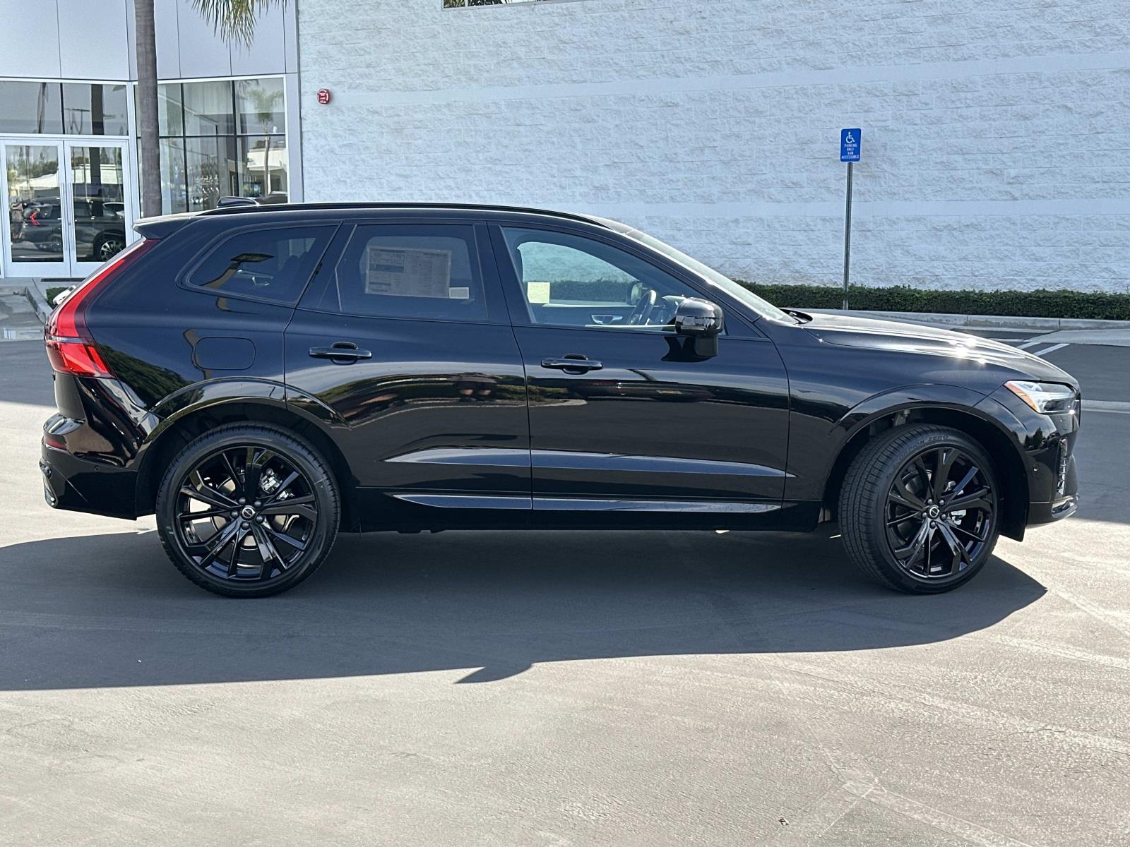 2026 Volvo XC60 B5 Black Edition photo 3
