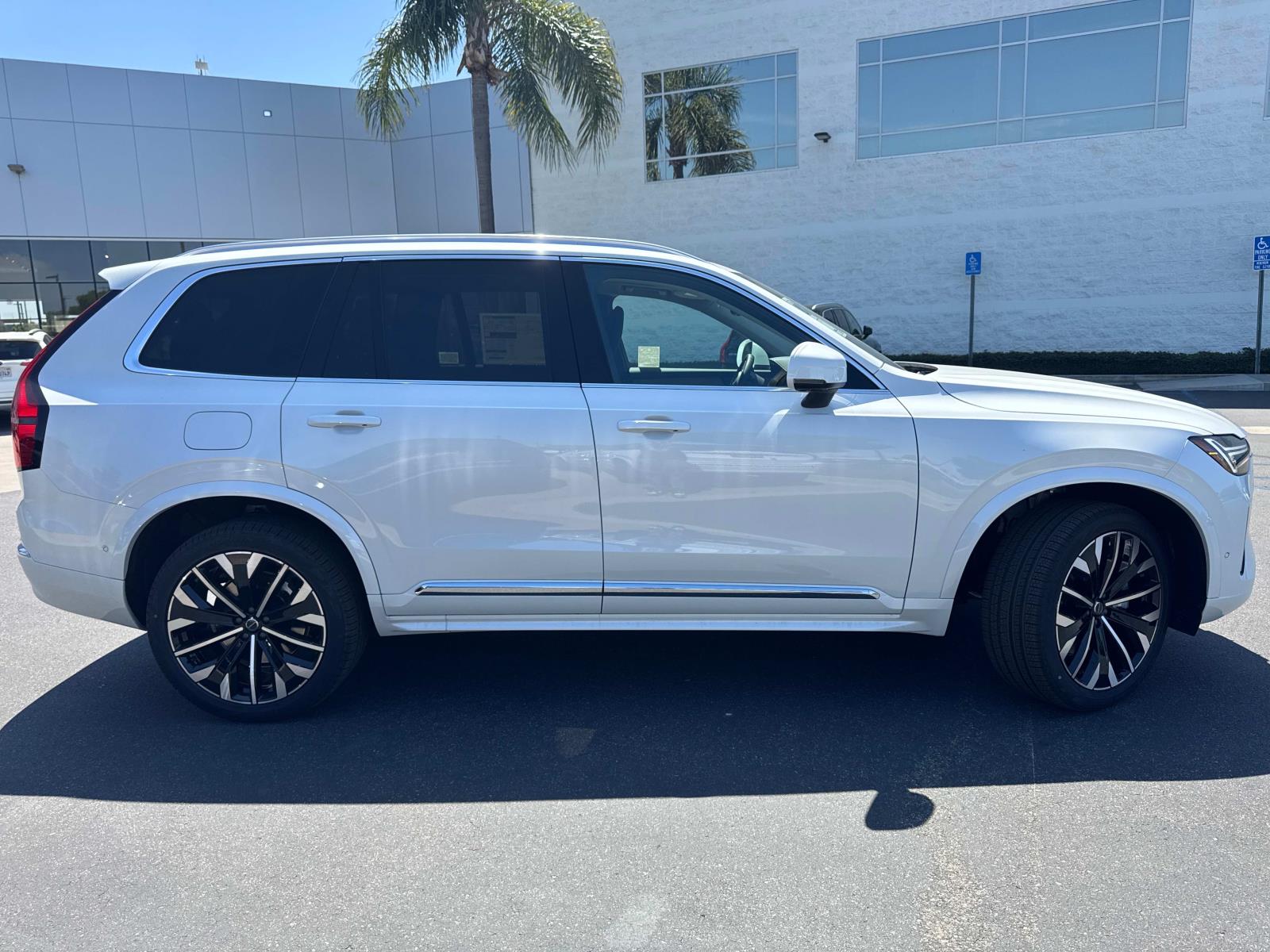 2025 Volvo XC90 T8 AWD Plus photo 3