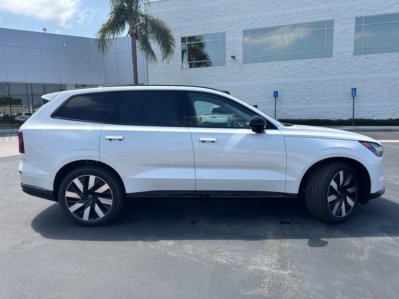2025 Volvo EX90 Twin Motor Plus photo 3