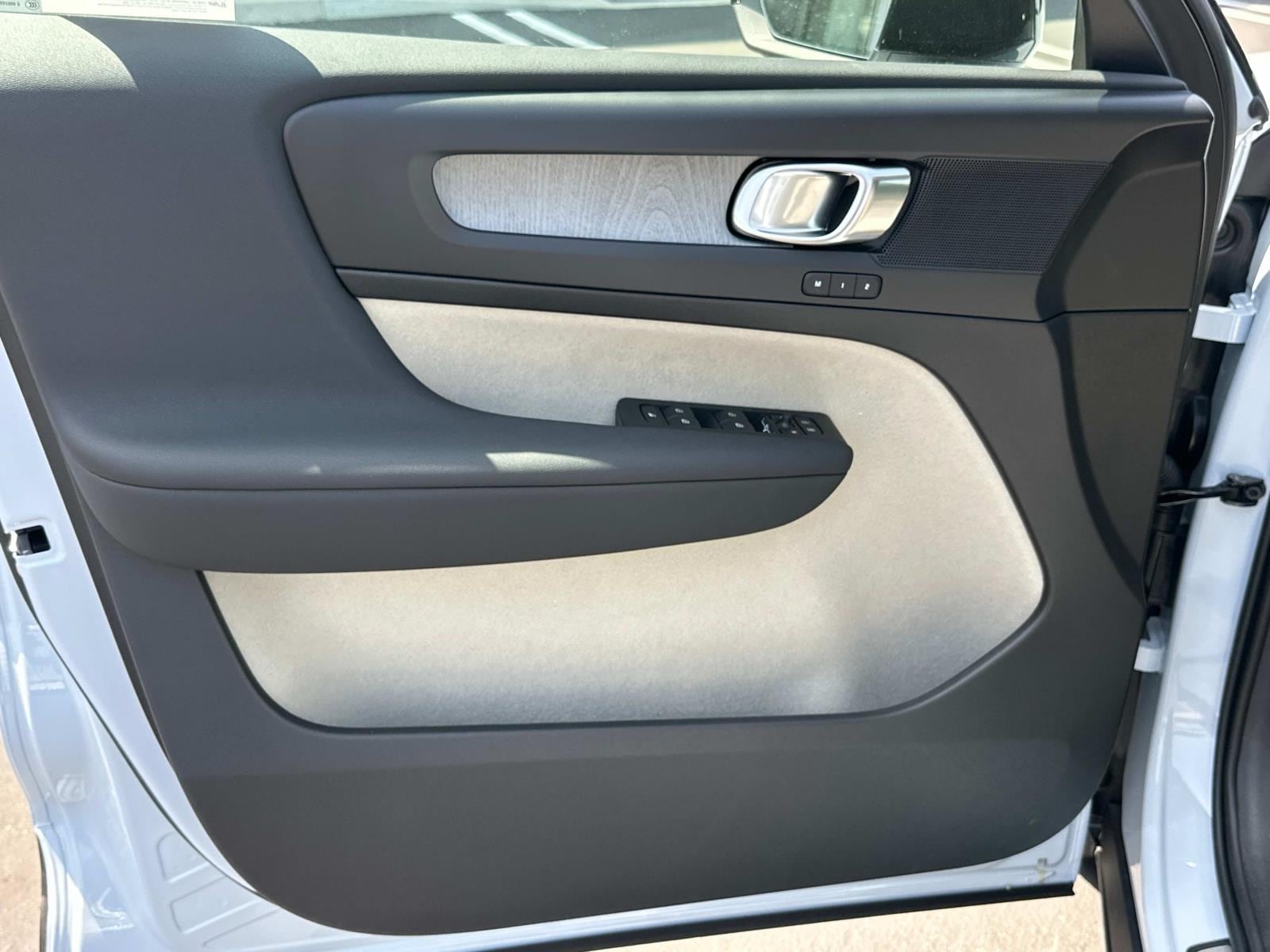 2026 Volvo XC40 Plus - Photo 11