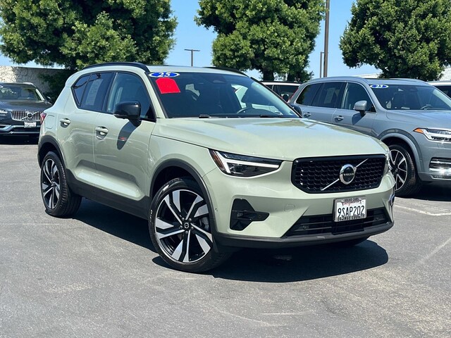 2025 Volvo XC40 B5 AWD Plus Dark Theme Sport Utility