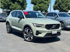 2025 Volvo XC40 B5 AWD Plus Dark Theme Sport Utility