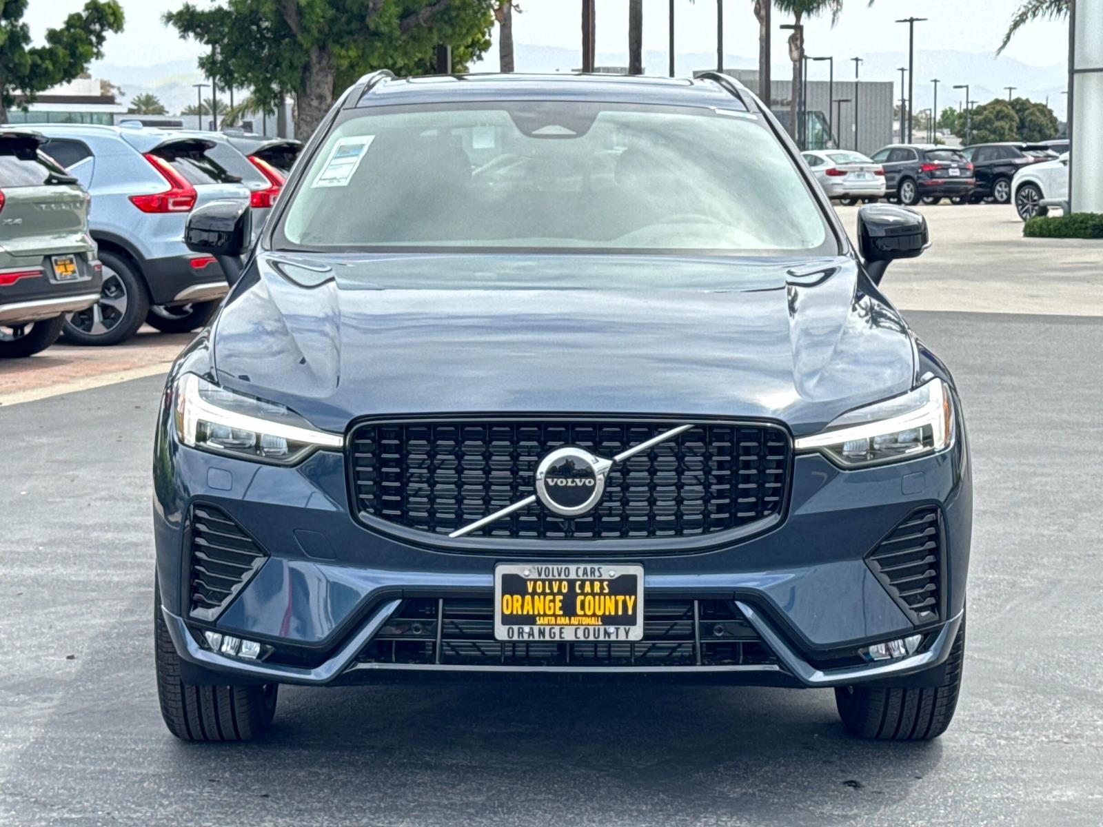 2025 Volvo XC60 B5 Core photo 2