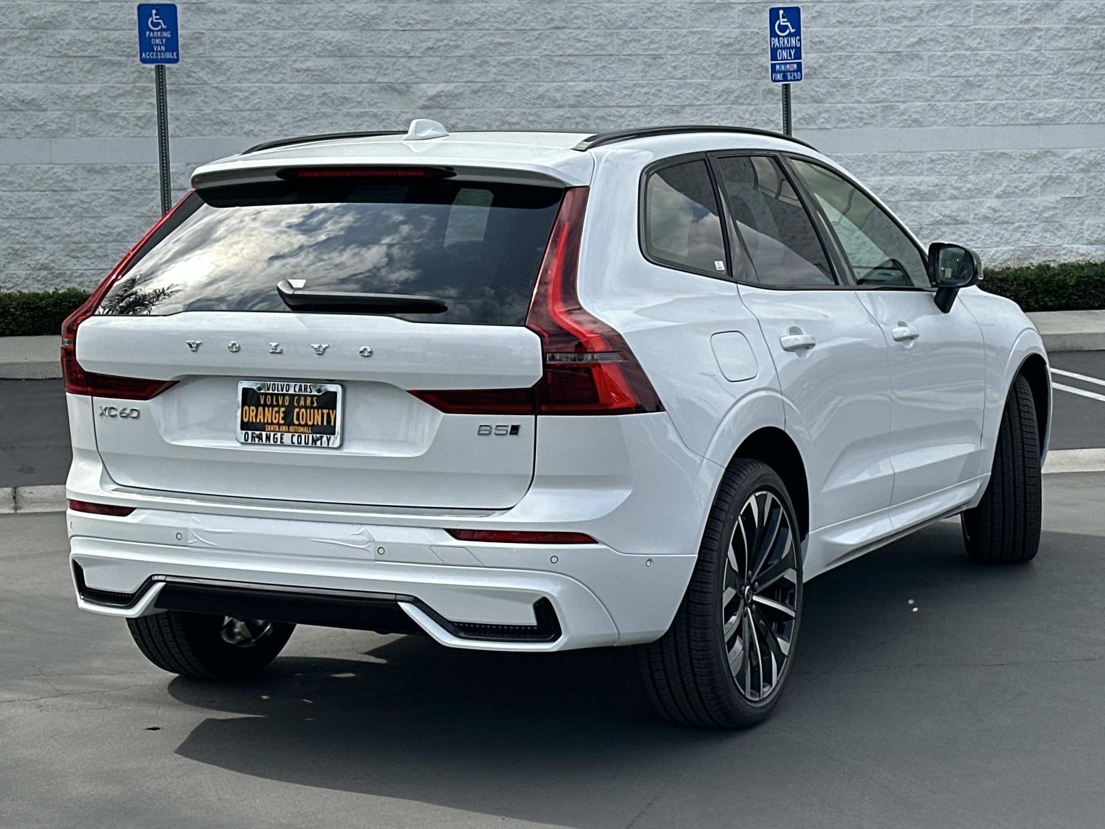 2026 Volvo XC60 B5 photo 4