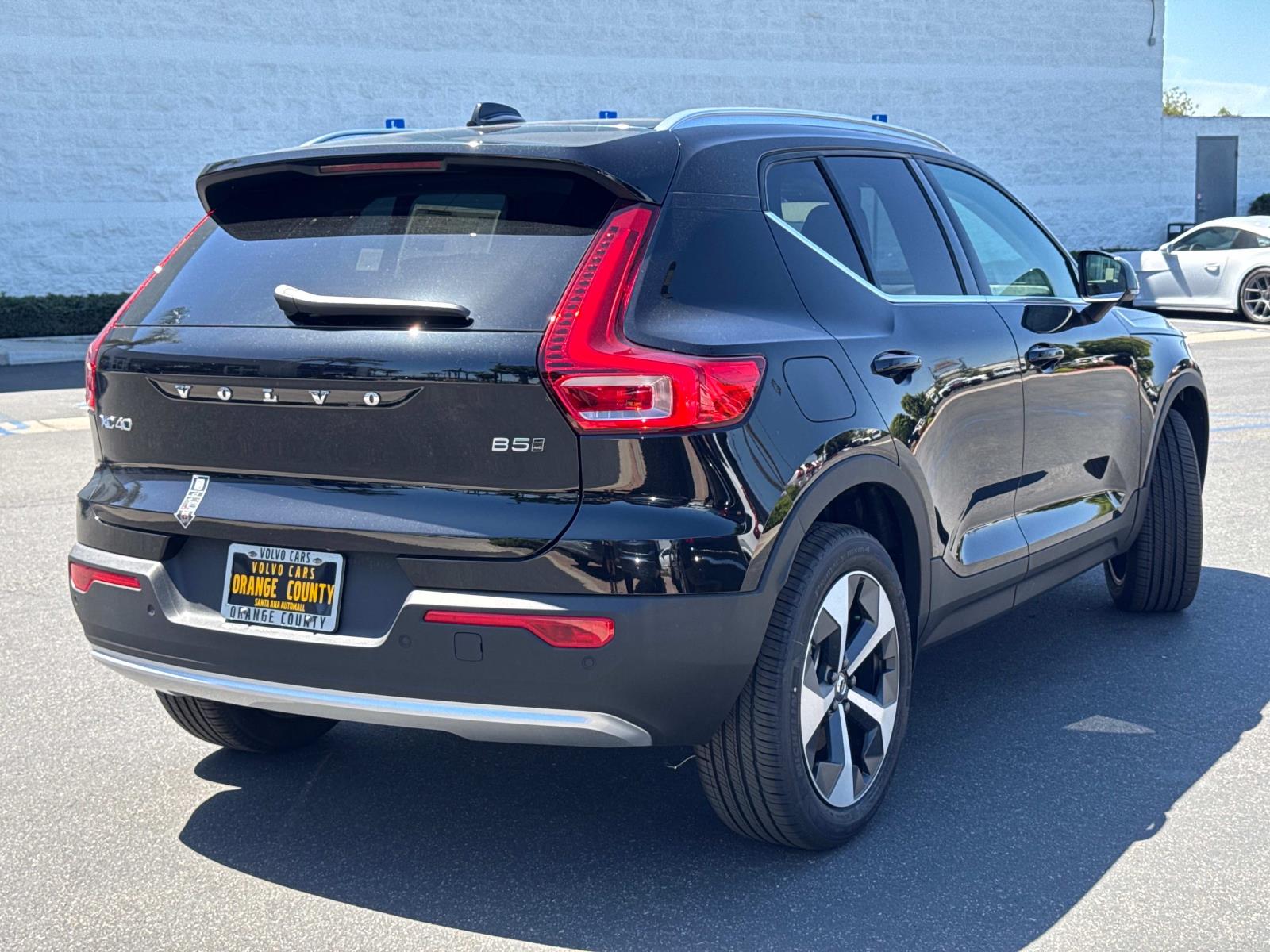 2025 Volvo XC40 Core photo 2