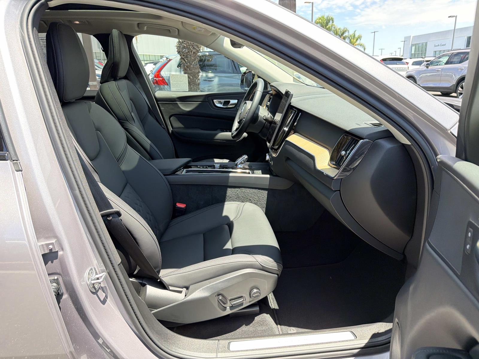 2026 Volvo XC60 Plus - Photo 25