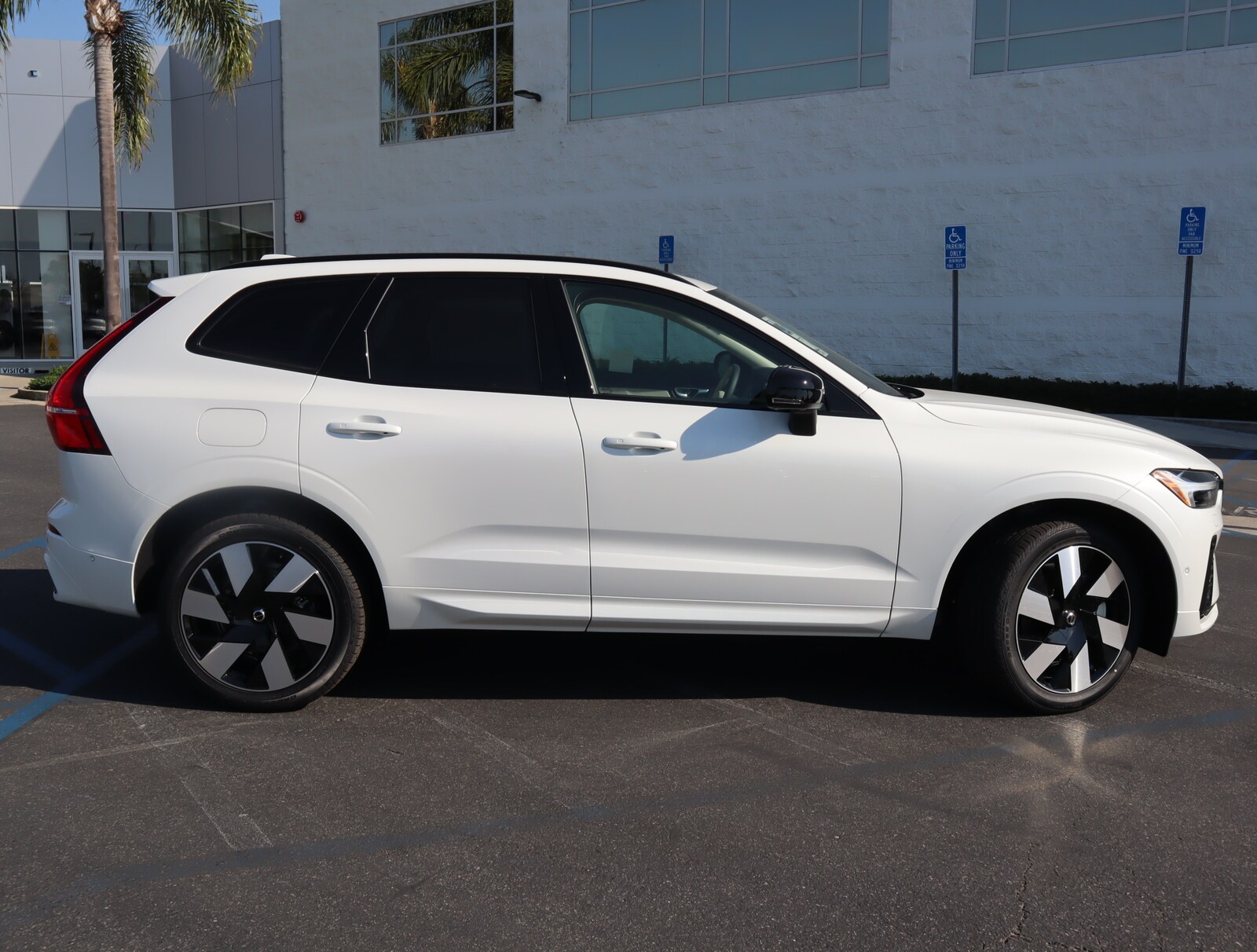 2025 Volvo XC60 Hybrid T8 Plus photo 3