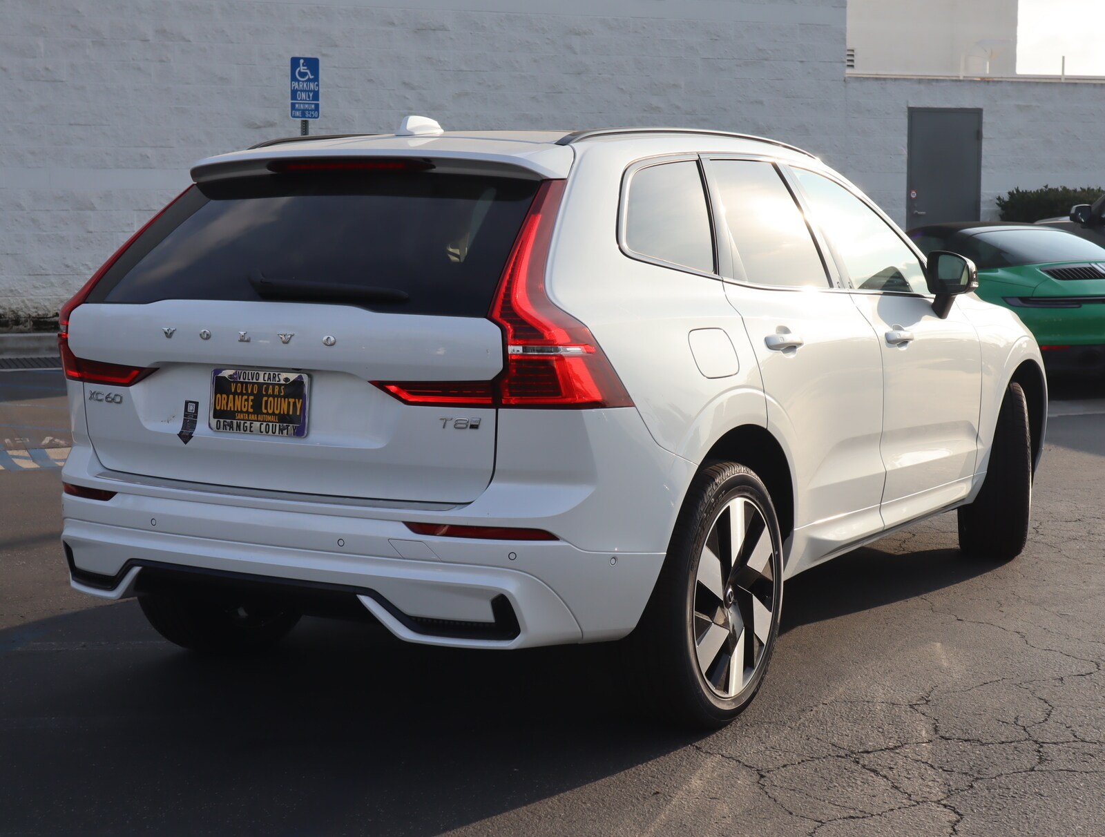 2025 Volvo XC60 T8 Plus photo 4