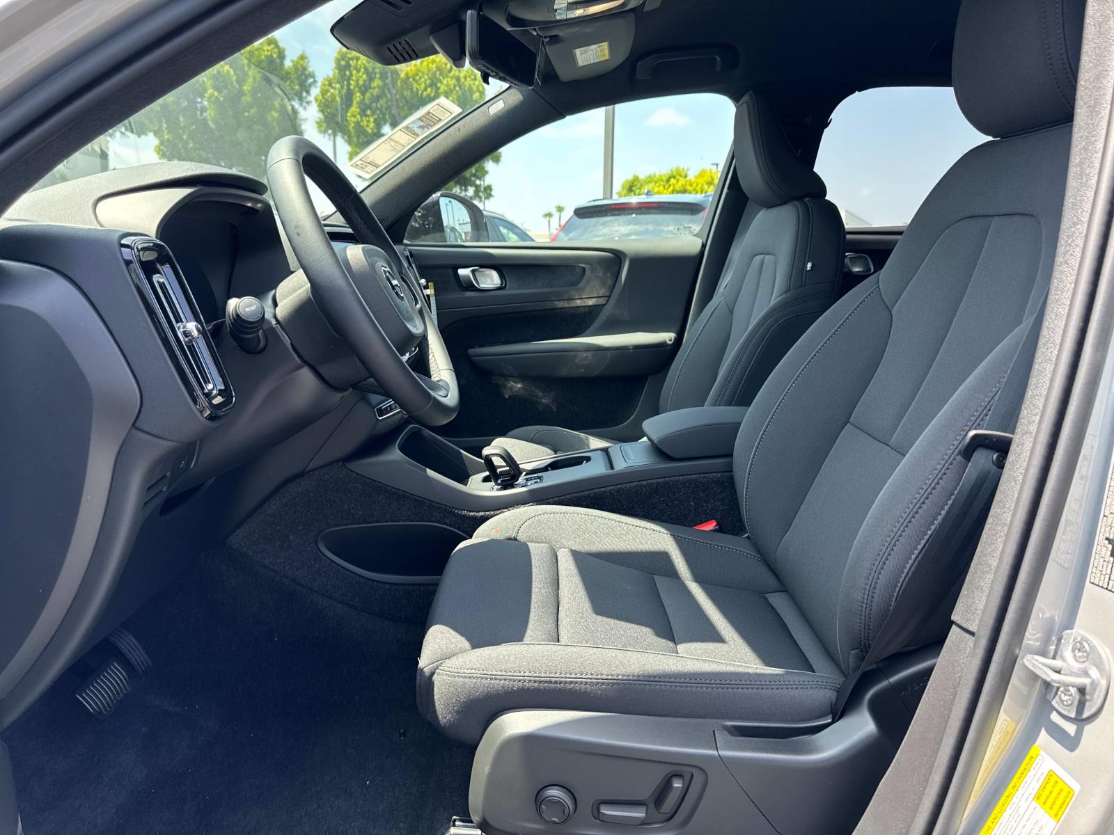 2025 Volvo EX40 Core - Photo 11