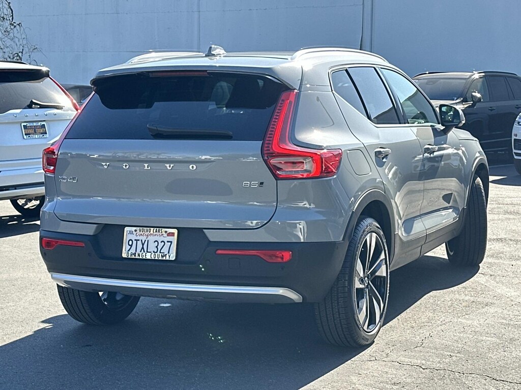Certified 2025 Volvo XC40 B5 AWD Ultra Bright Theme Sport Utility
