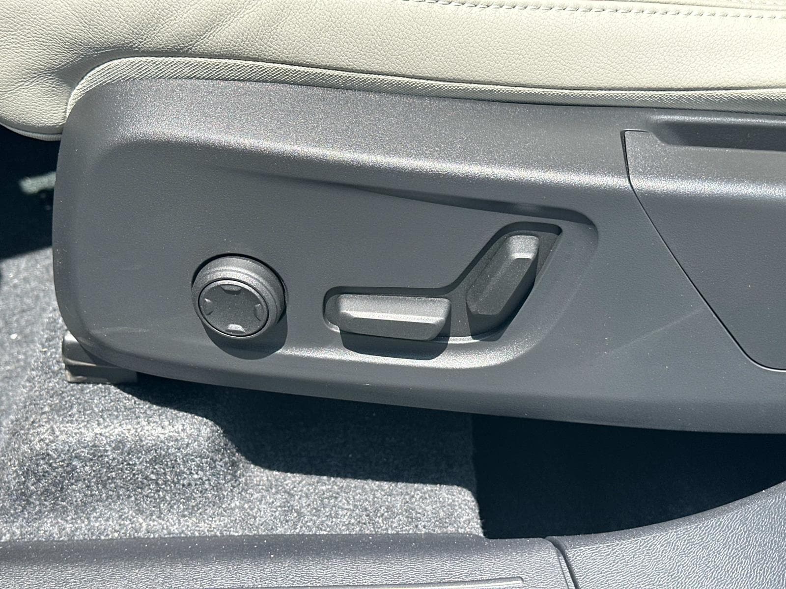 2026 Volvo XC40 Plus - Photo 14