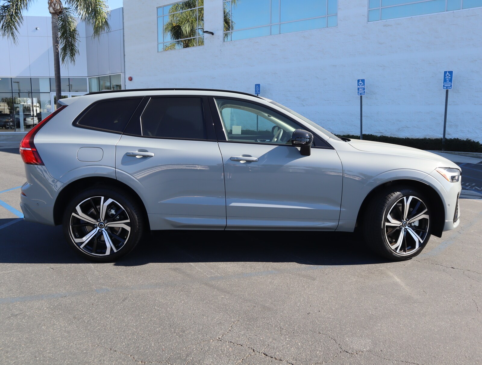 2025 Volvo XC60 Hybrid T8 photo 3