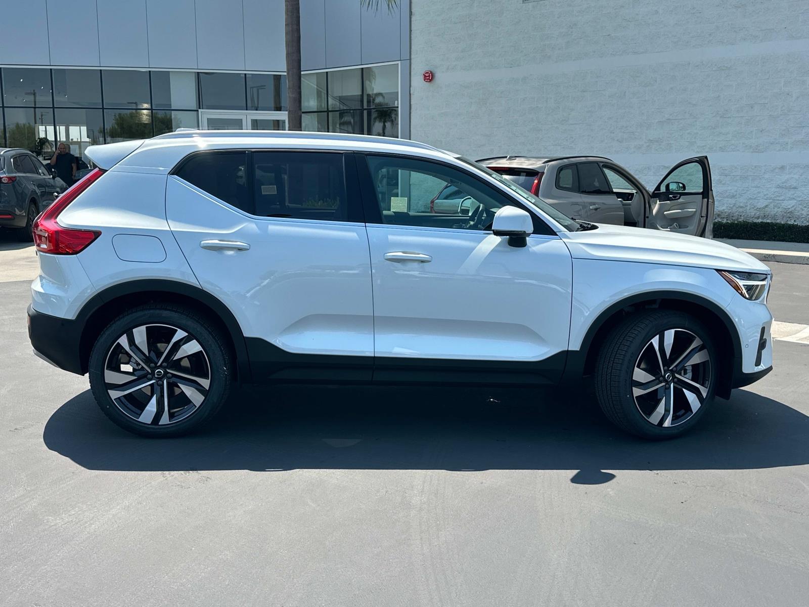 2025 Volvo XC40 photo 3