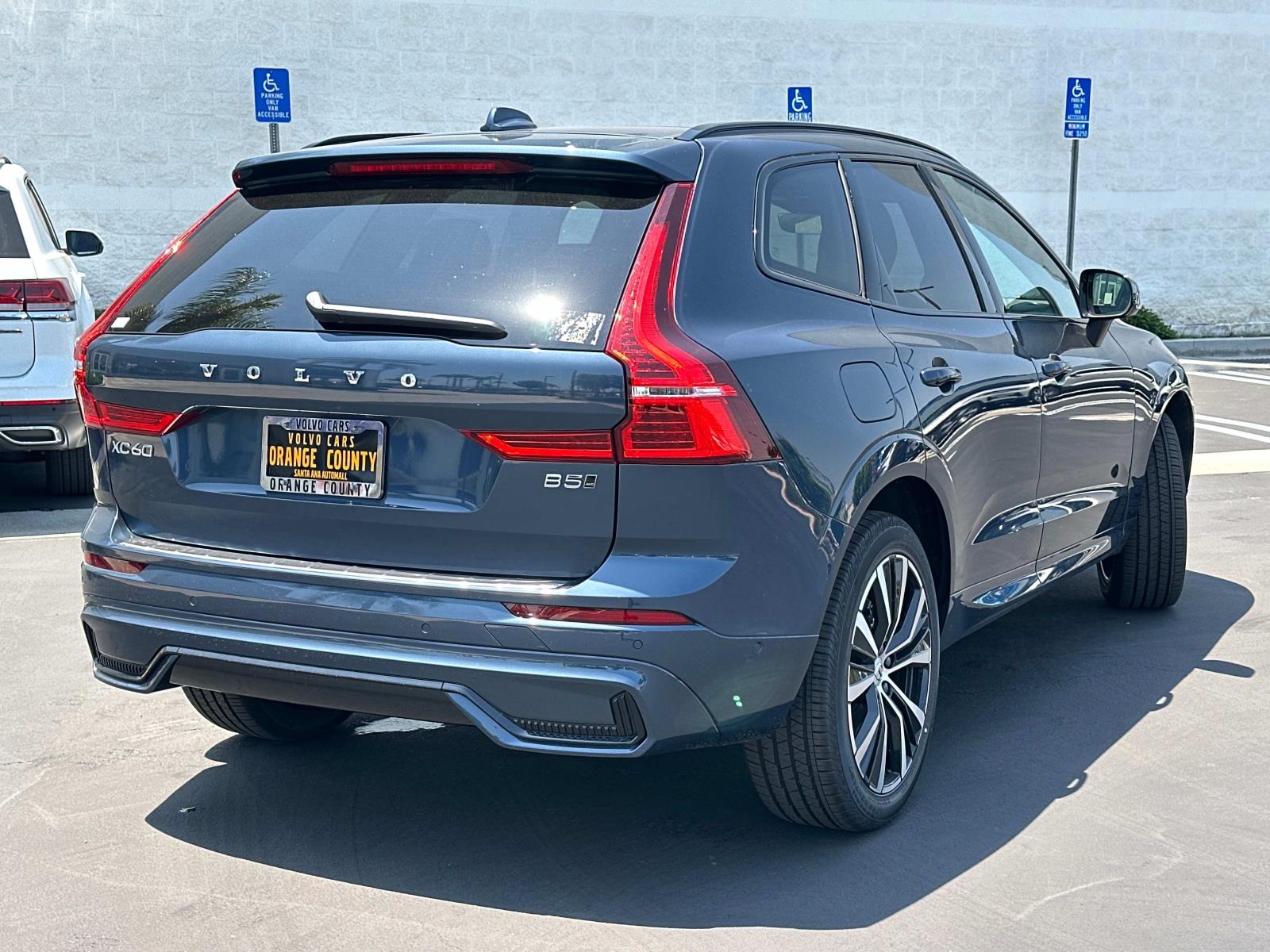 2025 Volvo XC60 B5 Plus photo 4