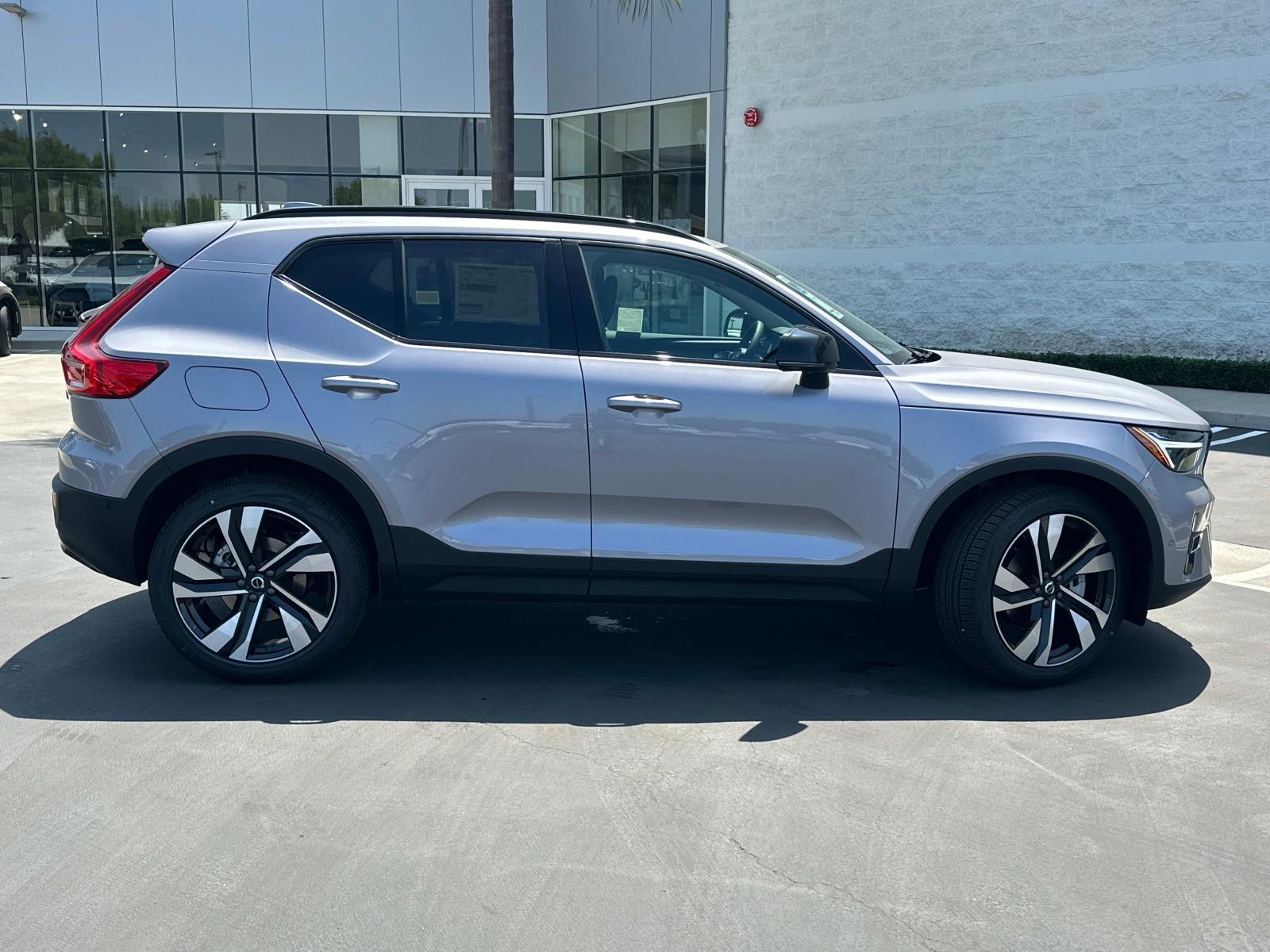 2026 Volvo XC40 photo 2