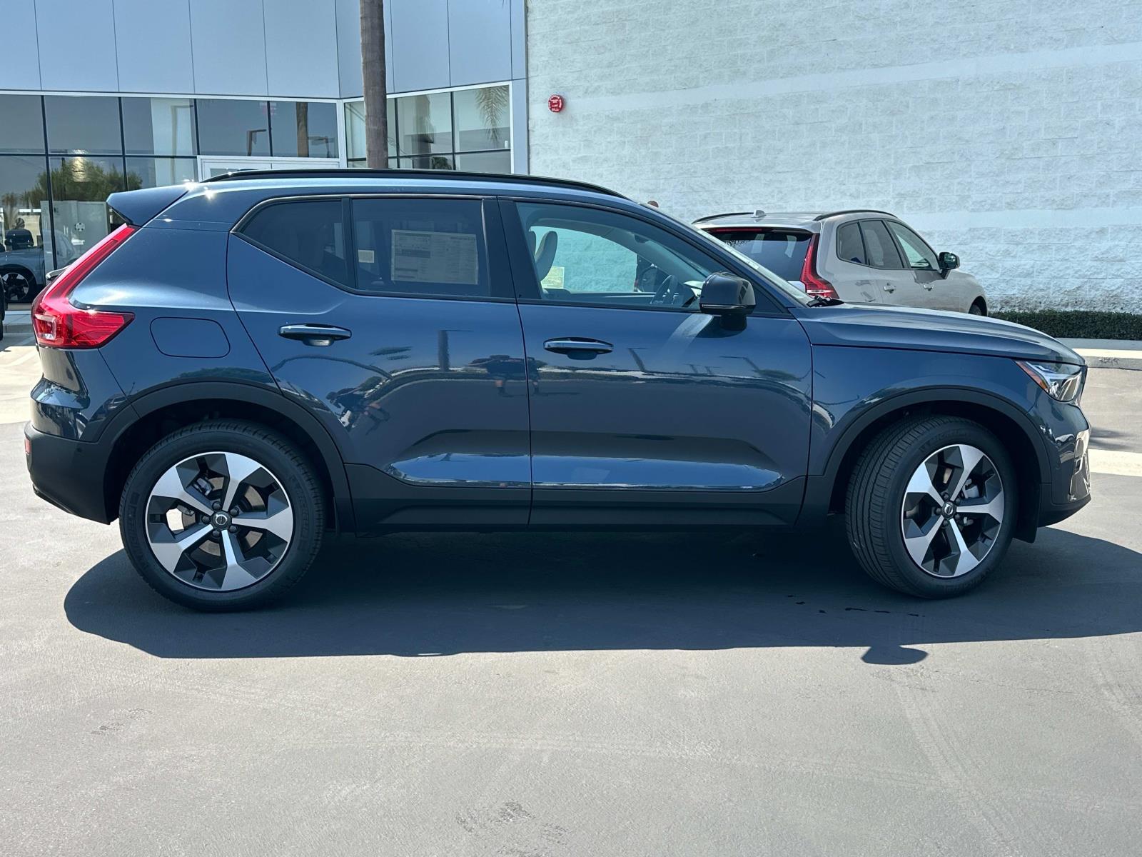 2026 Volvo XC40 Plus photo 3