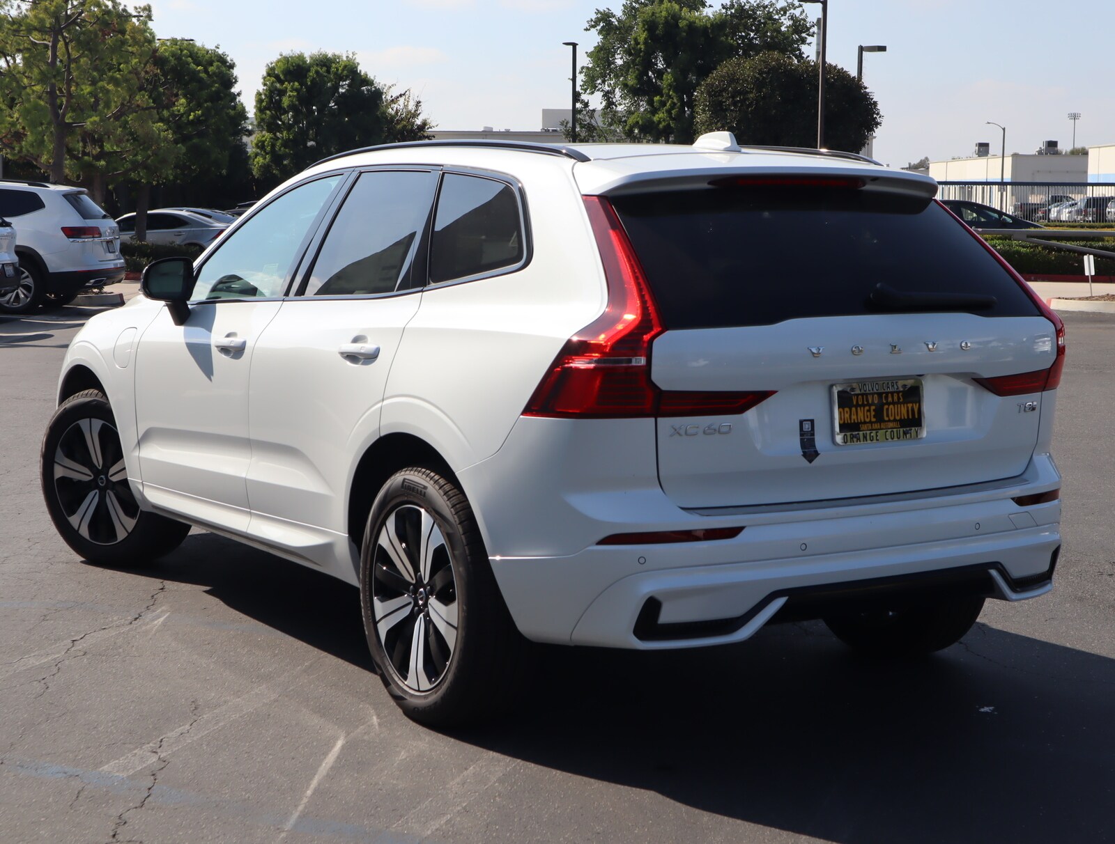 2025 Volvo XC60 Hybrid T8 Core photo 4