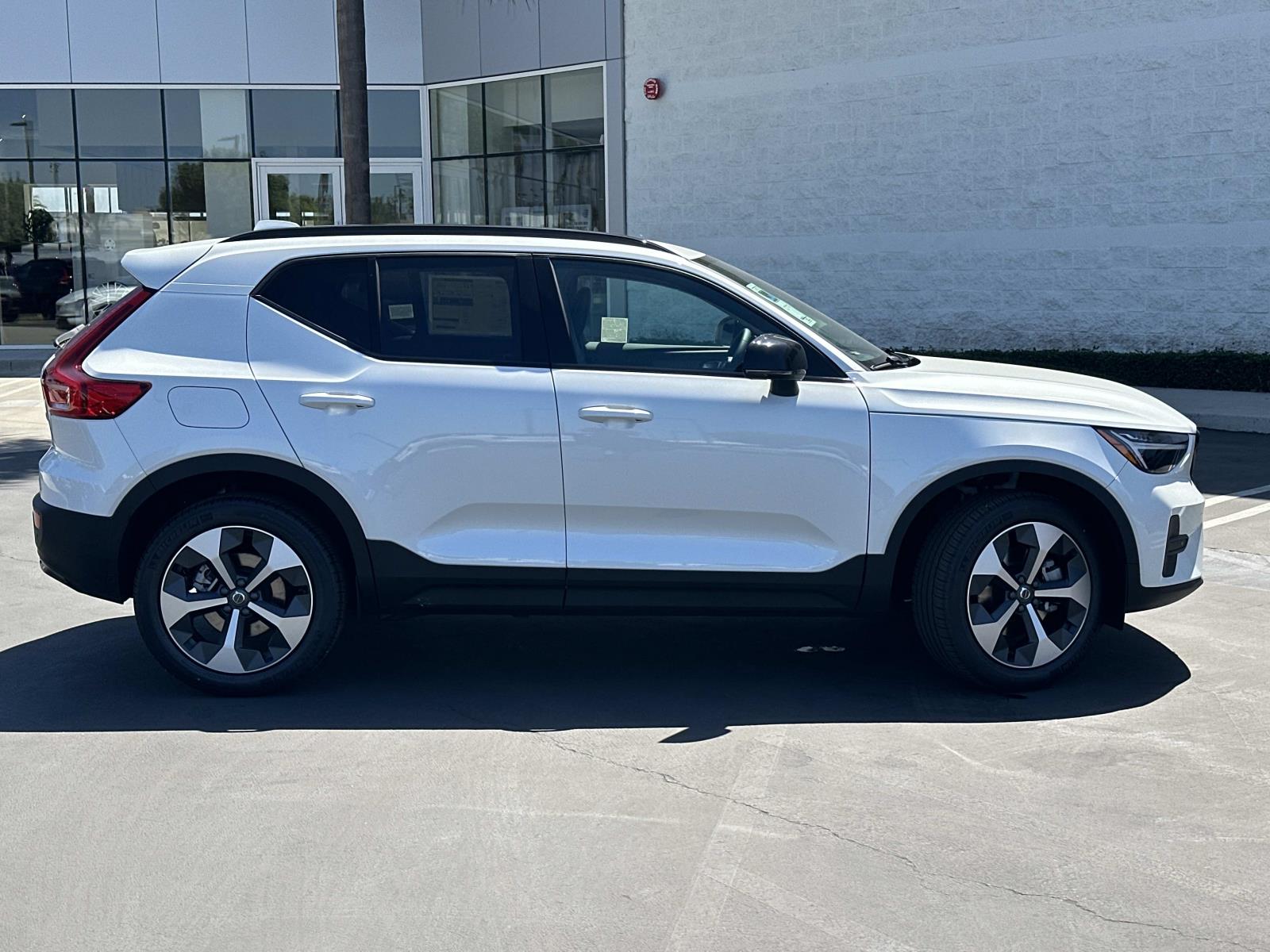 2026 Volvo XC40 Core photo 3