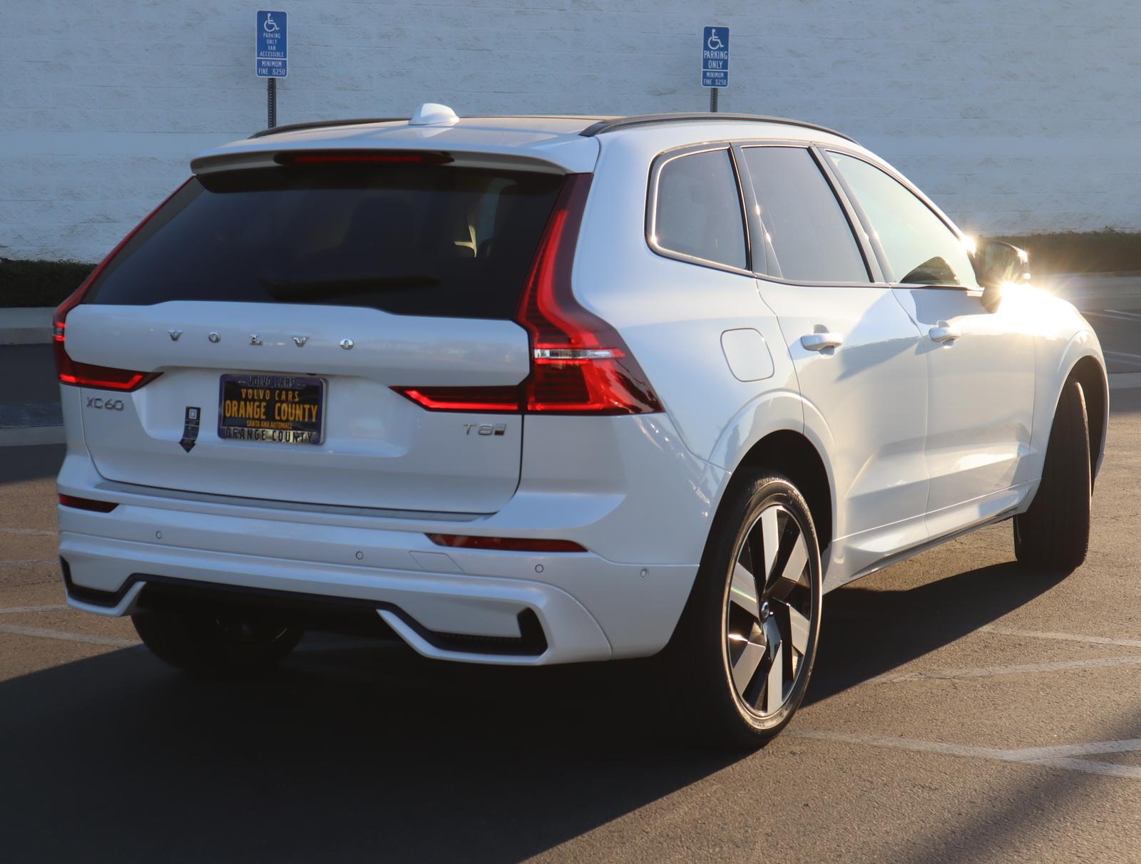 2025 Volvo XC60 Hybrid T8 Plus photo 4