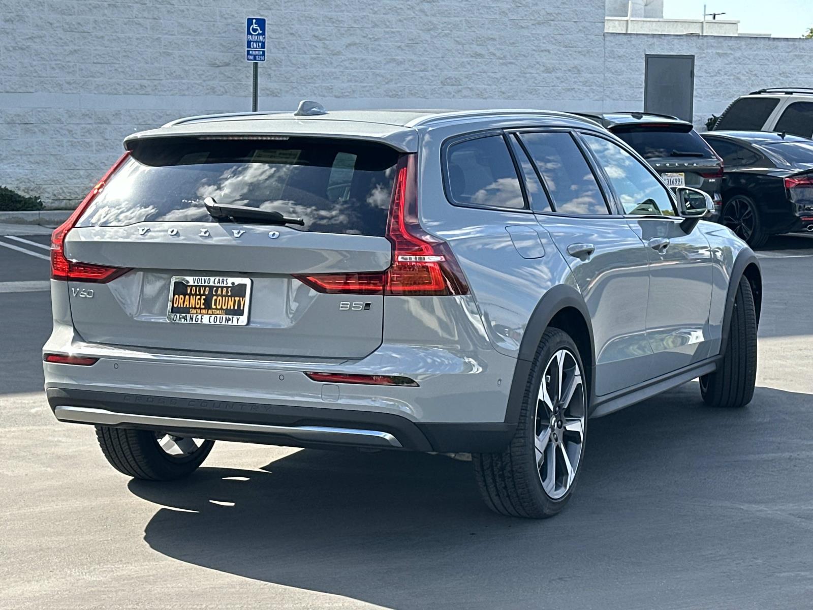 2026 Volvo V60 Cross Country B5 Plus photo 4