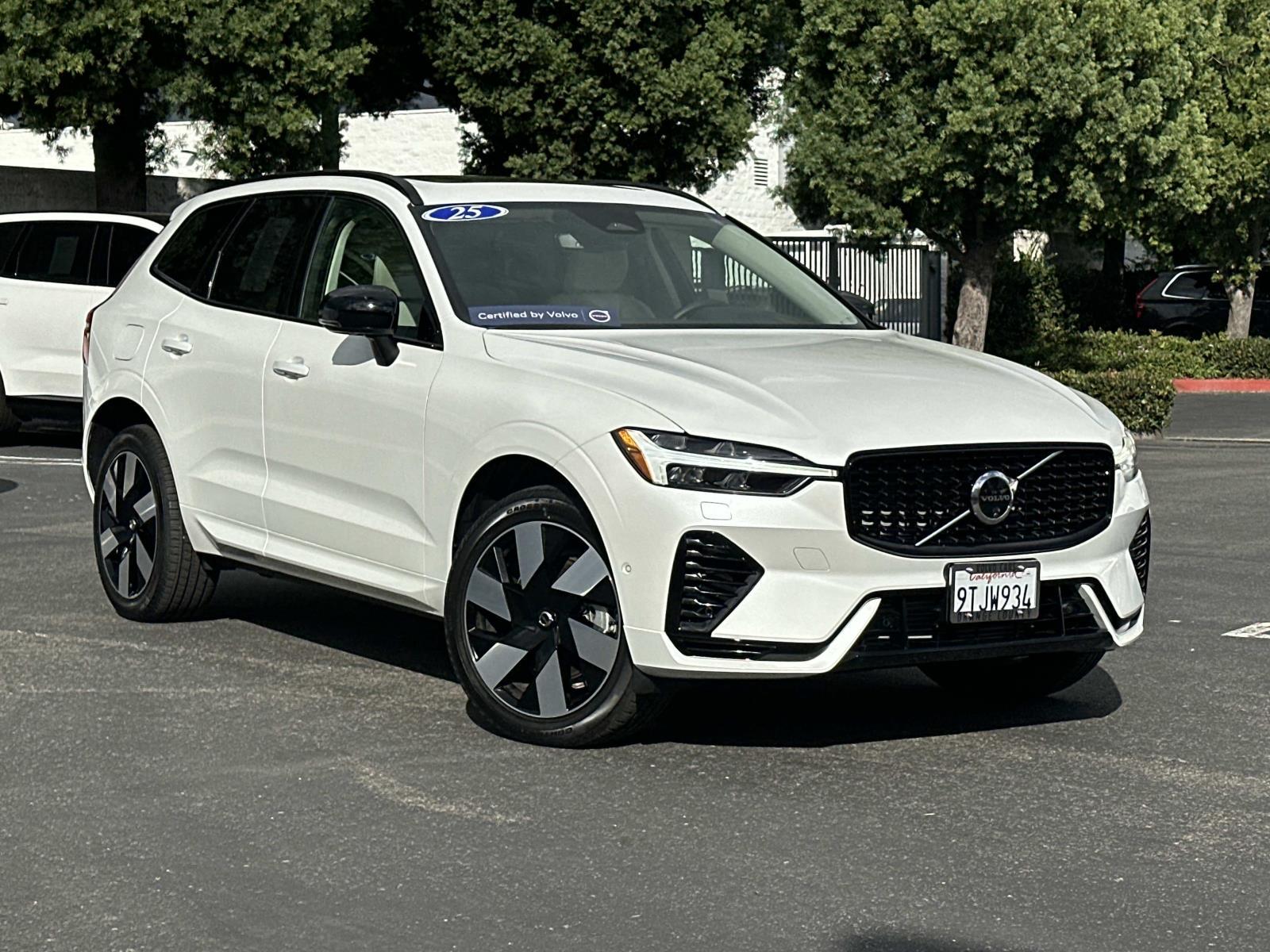 2025 Volvo XC60 Plus's photo
