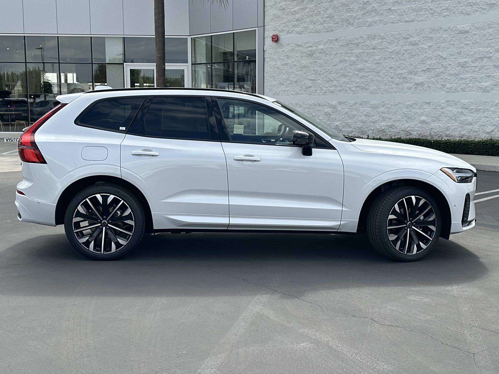 2026 Volvo XC60 B5 photo 3
