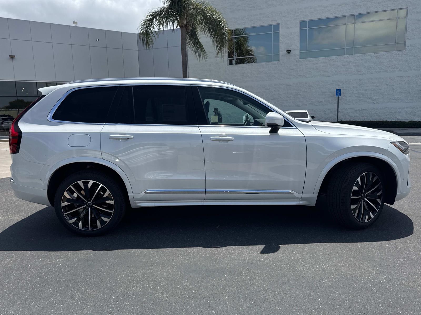 2025 Volvo XC90 Plus photo 3