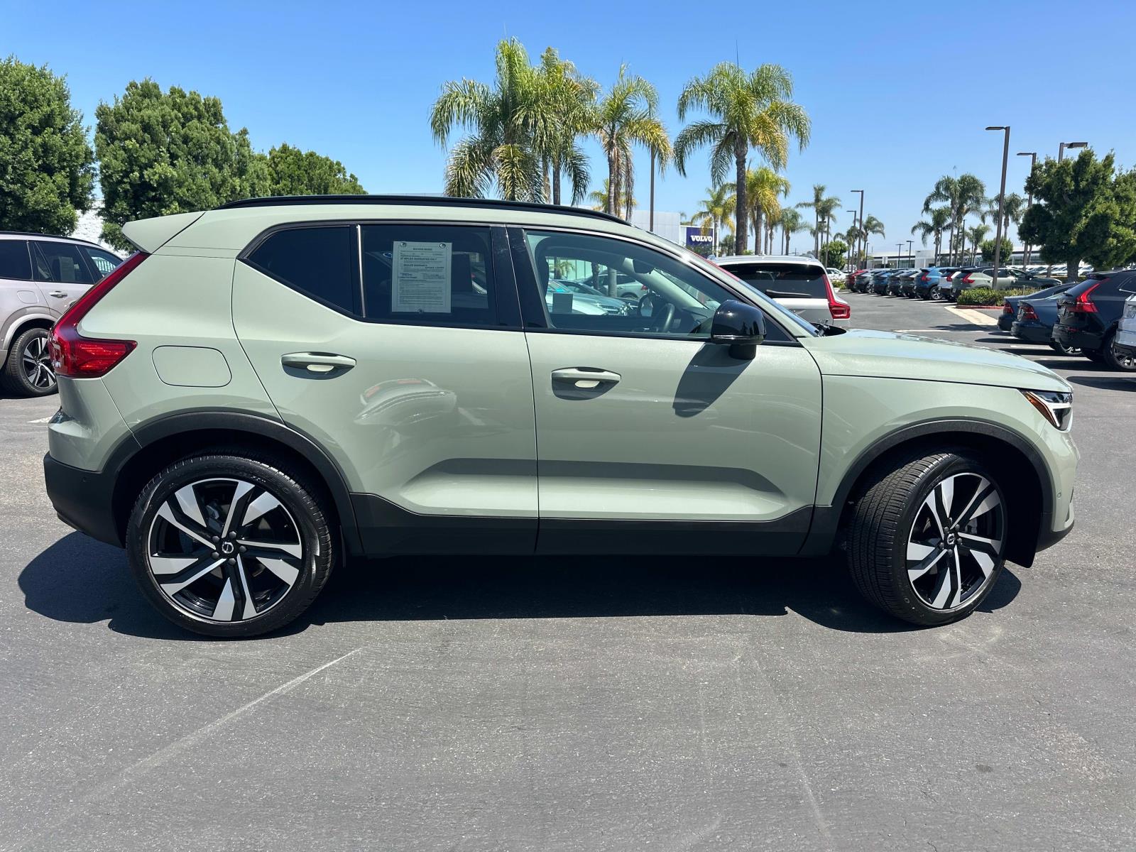 2025 Volvo XC40 AWD Plus photo 2