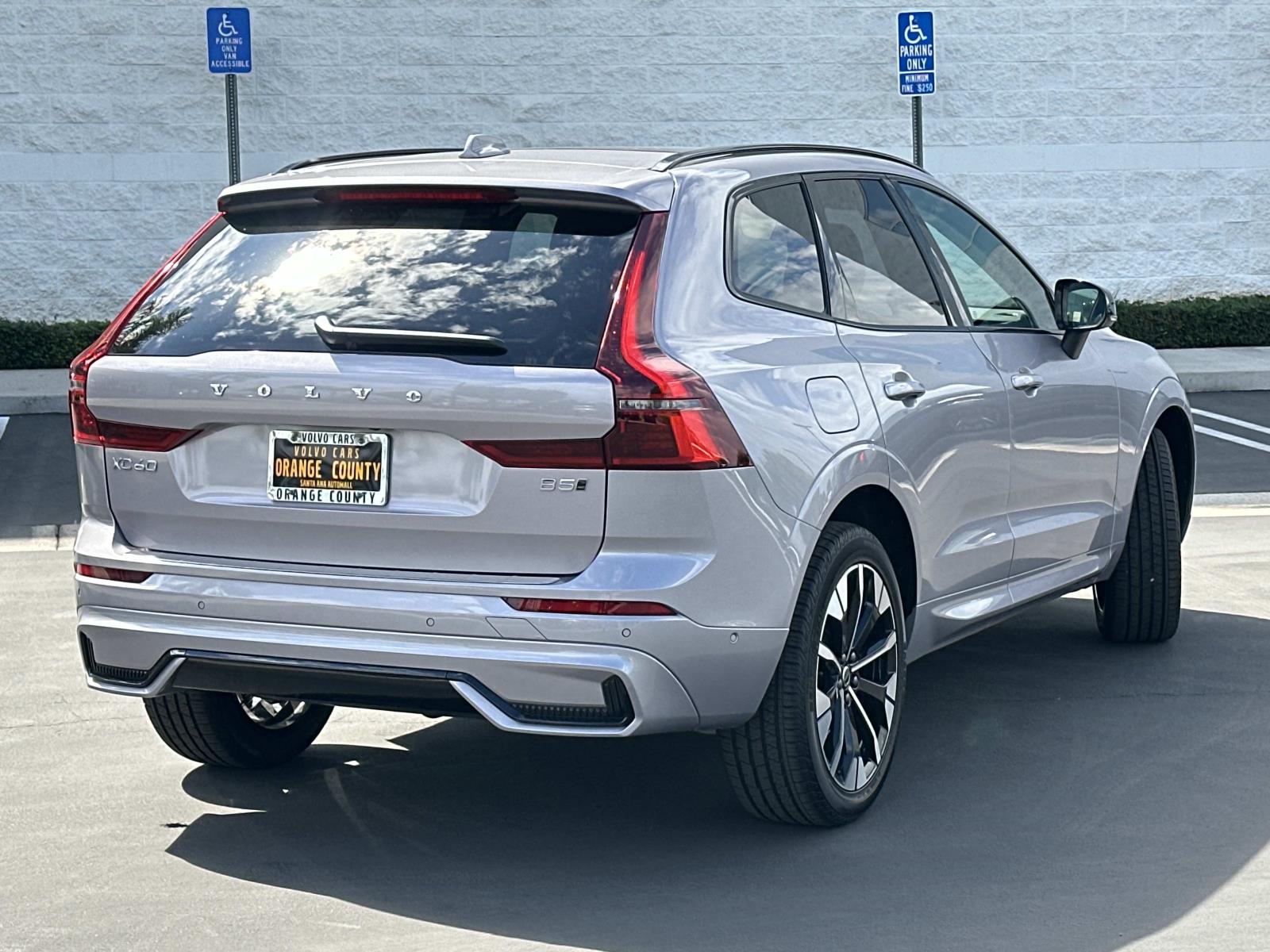 2026 Volvo XC60 B5 Plus photo 4