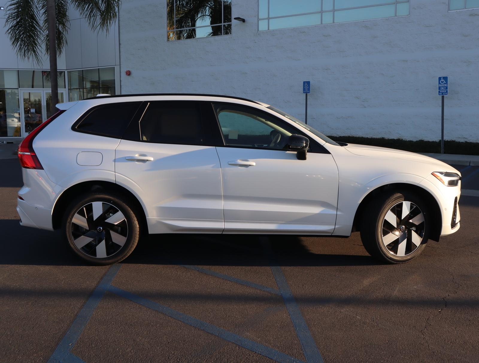 2025 Volvo XC60 Hybrid T8 Plus photo 3