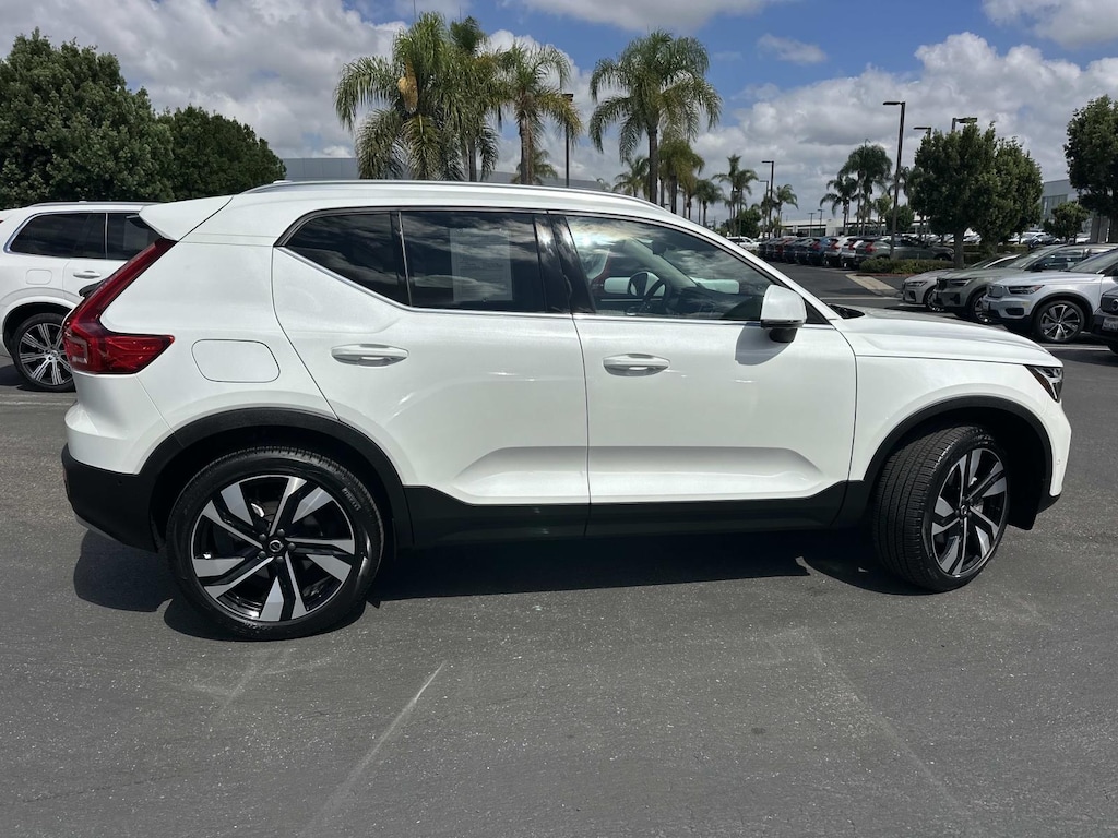 Certified 2025 Volvo XC40 B5 AWD Ultra Bright Theme Sport Utility