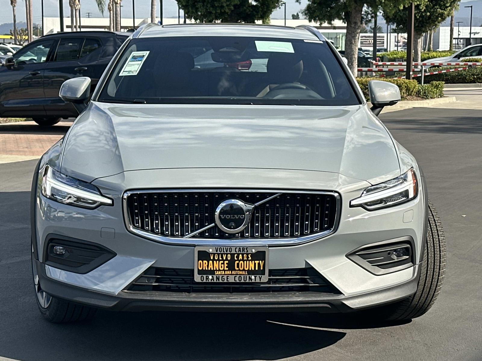 2026 Volvo V60 Cross Country B5 Plus photo 2