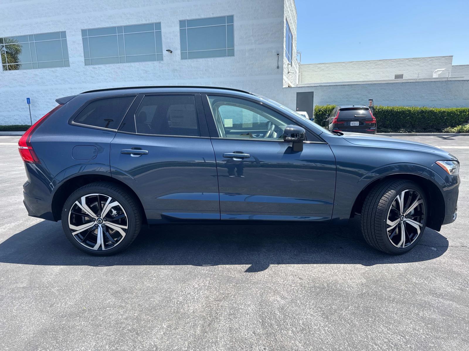 2025 Volvo XC60 Hybrid T8 photo 3