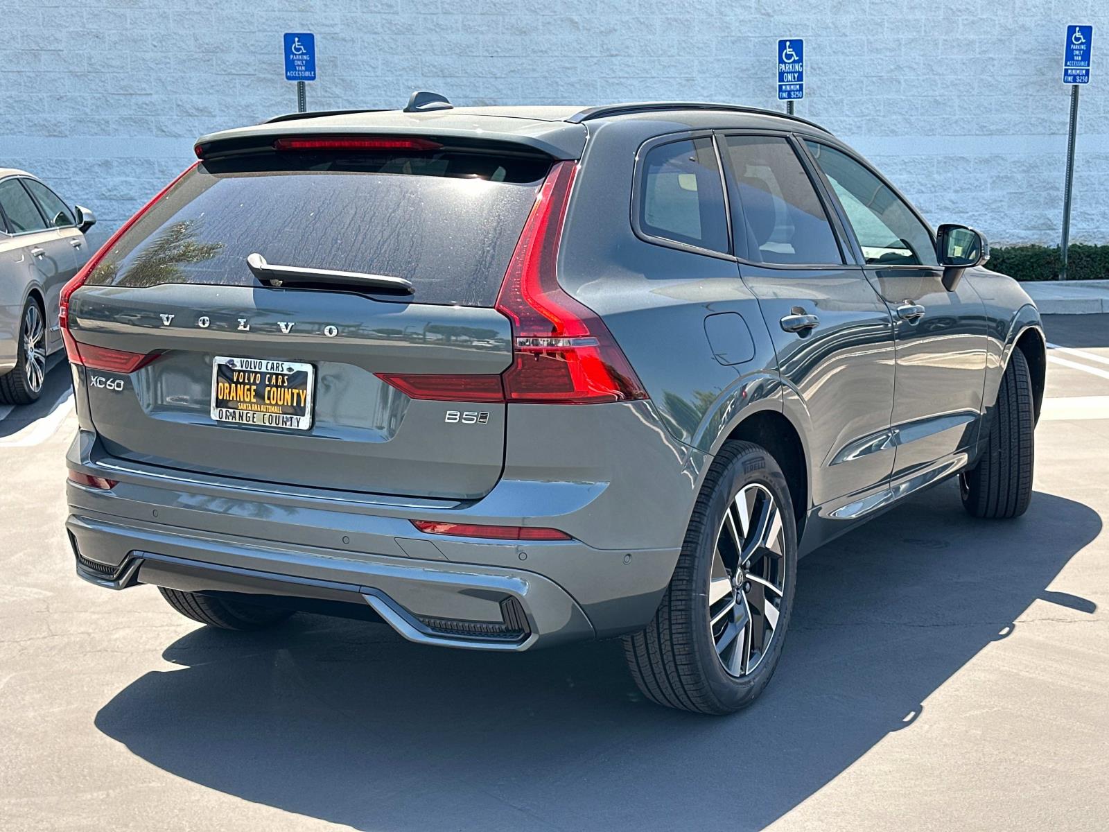 2026 Volvo XC60 B5 Plus photo 4