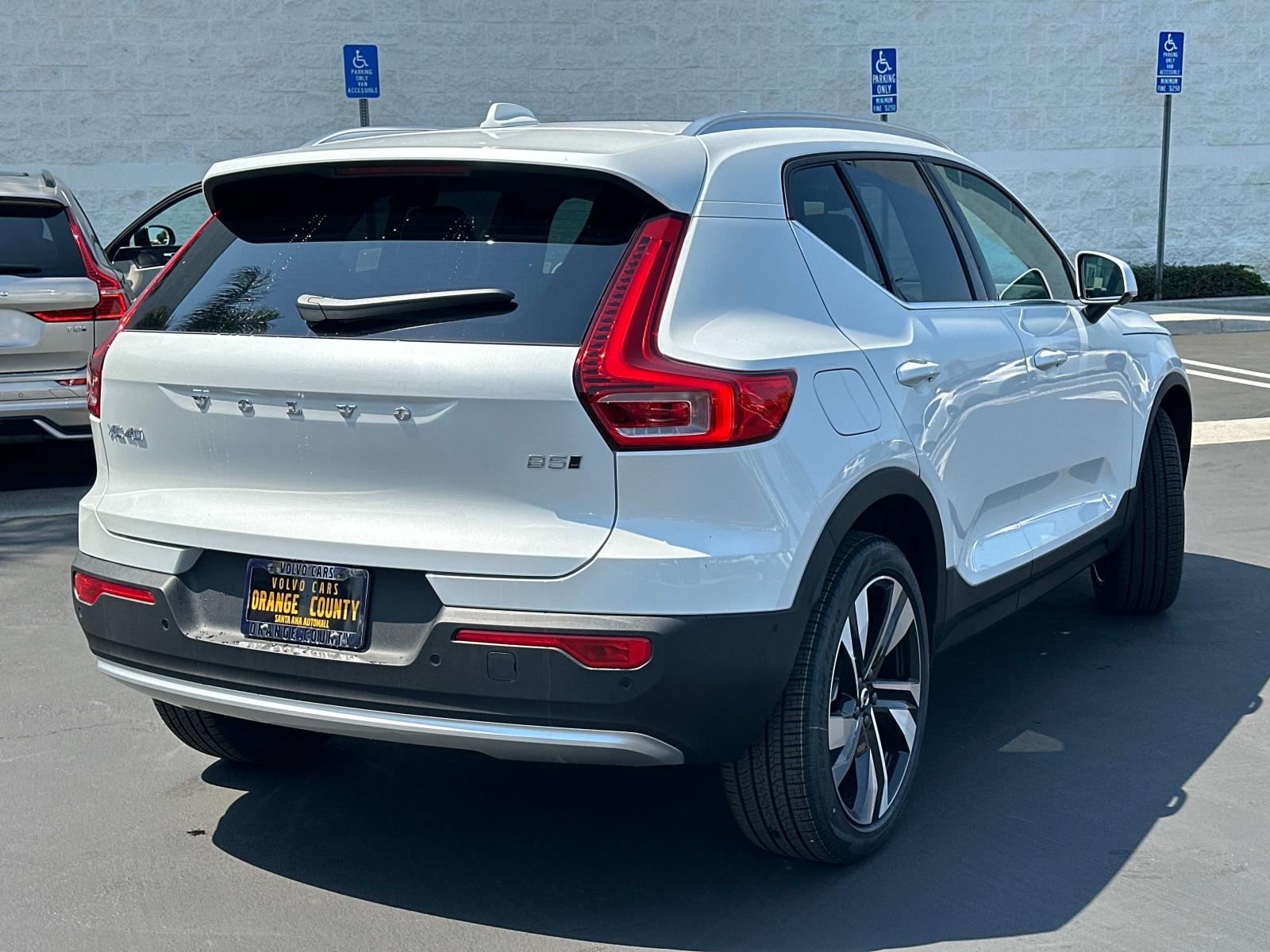 2025 Volvo XC40 photo 4