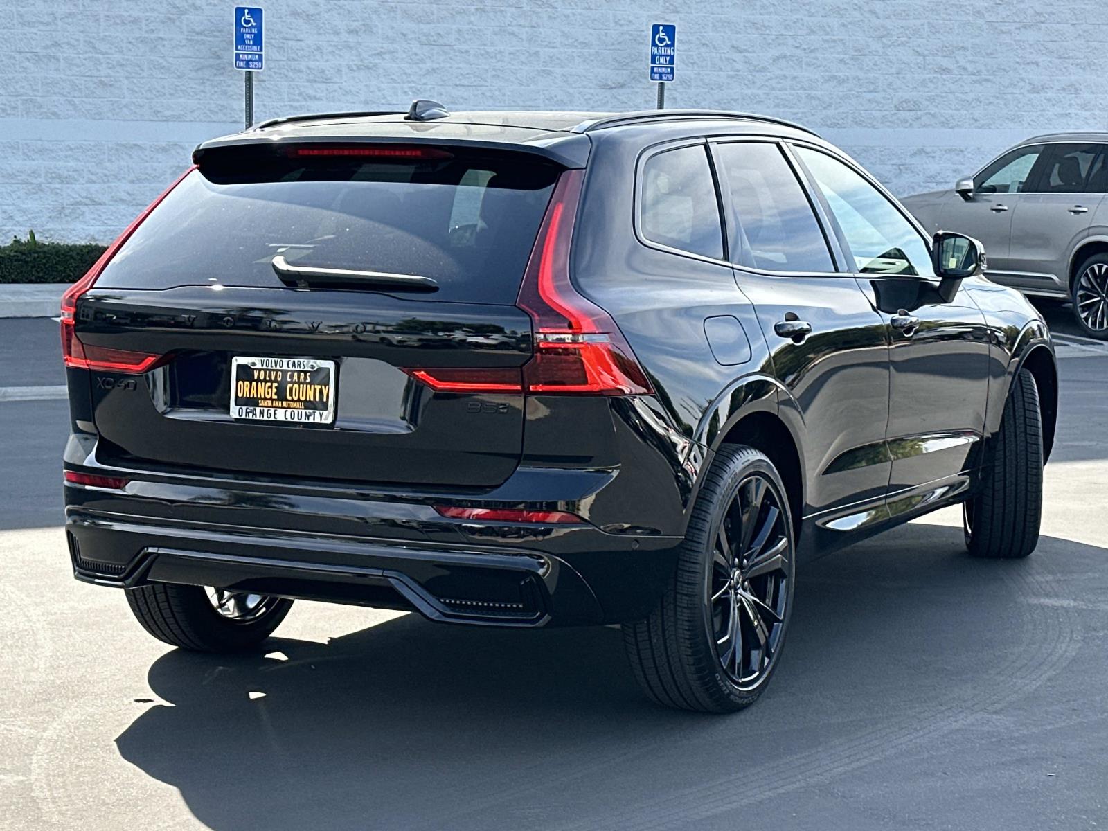 2026 Volvo XC60 B5 Black Edition photo 4